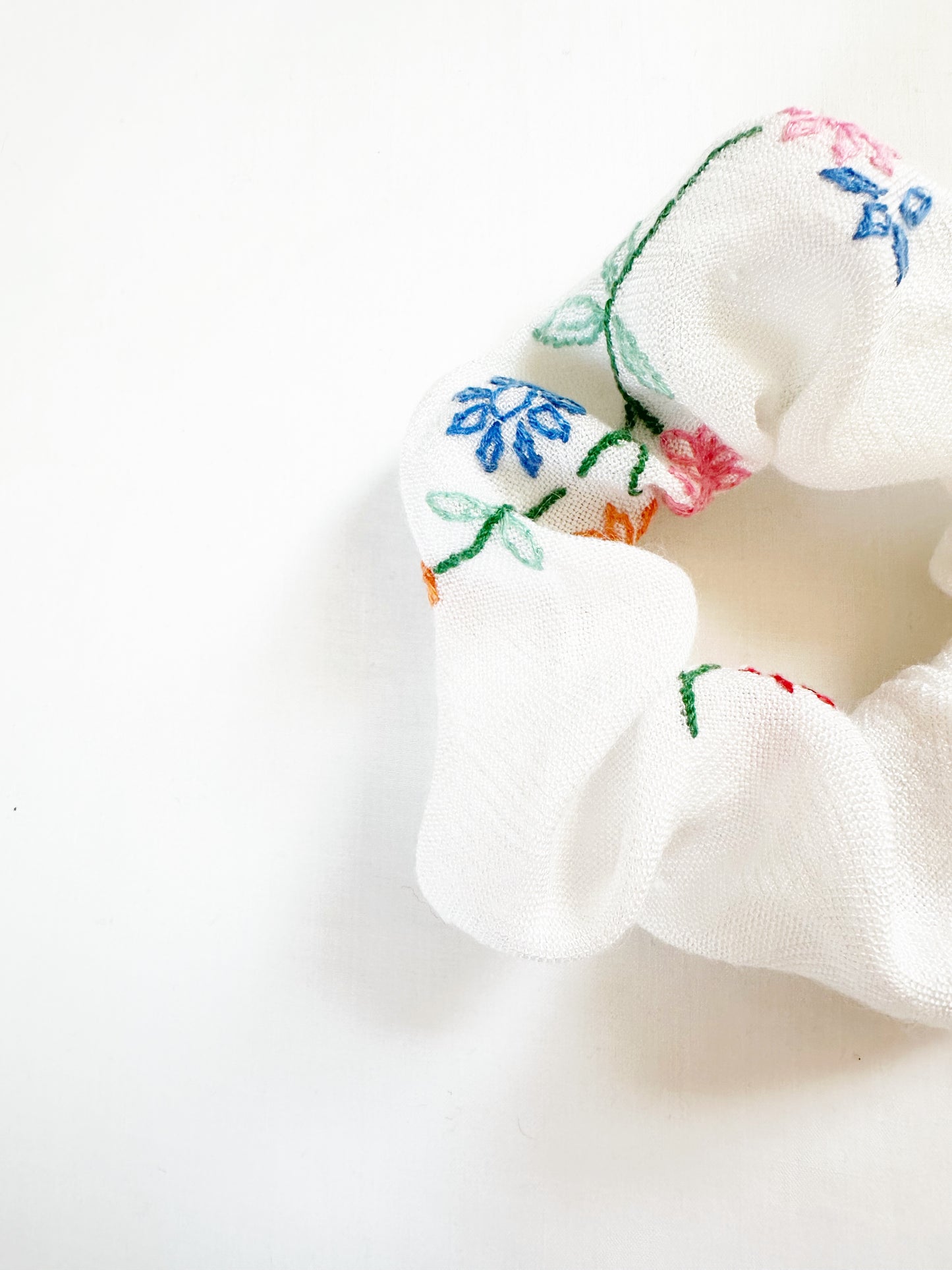 Mini scrunchie in floral embroidered