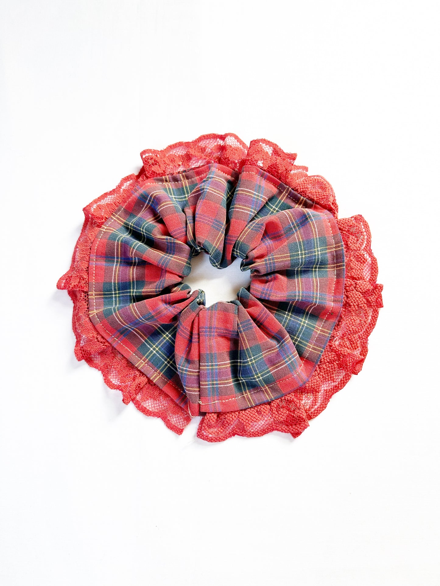 Oversized scrunchie in red tartan lace