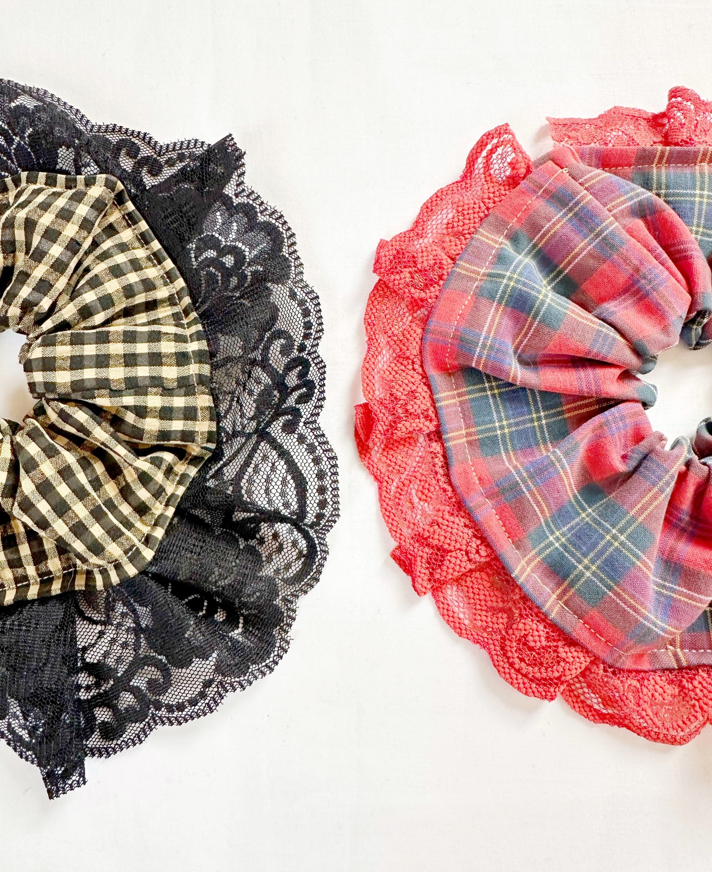Oversized scrunchie in red tartan lace