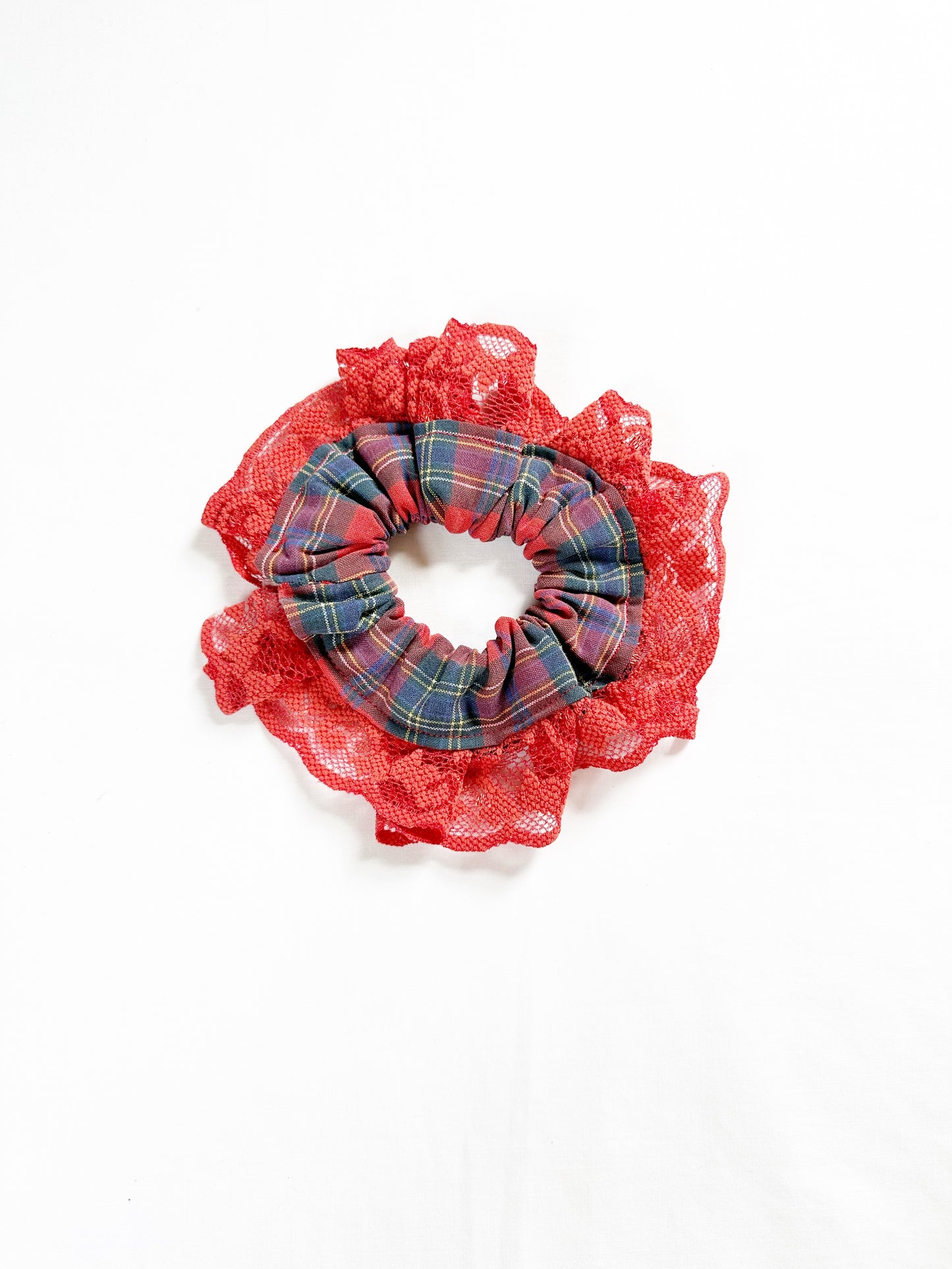 Mini scrunchie in red tartan lace