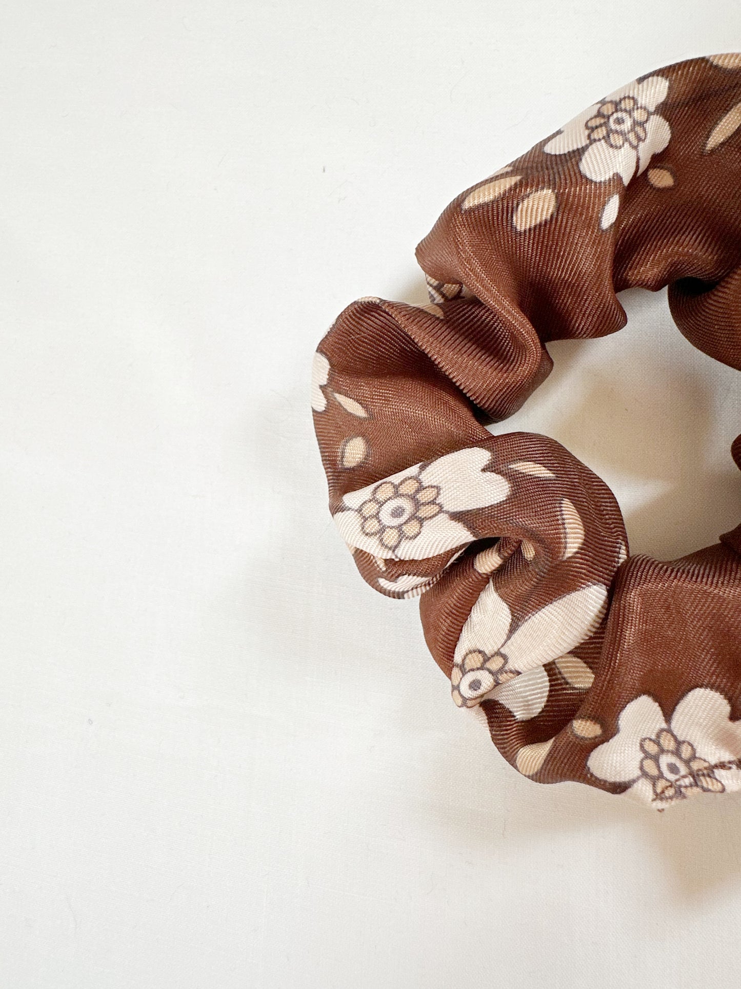 Mini scrunchie in silky brown floral