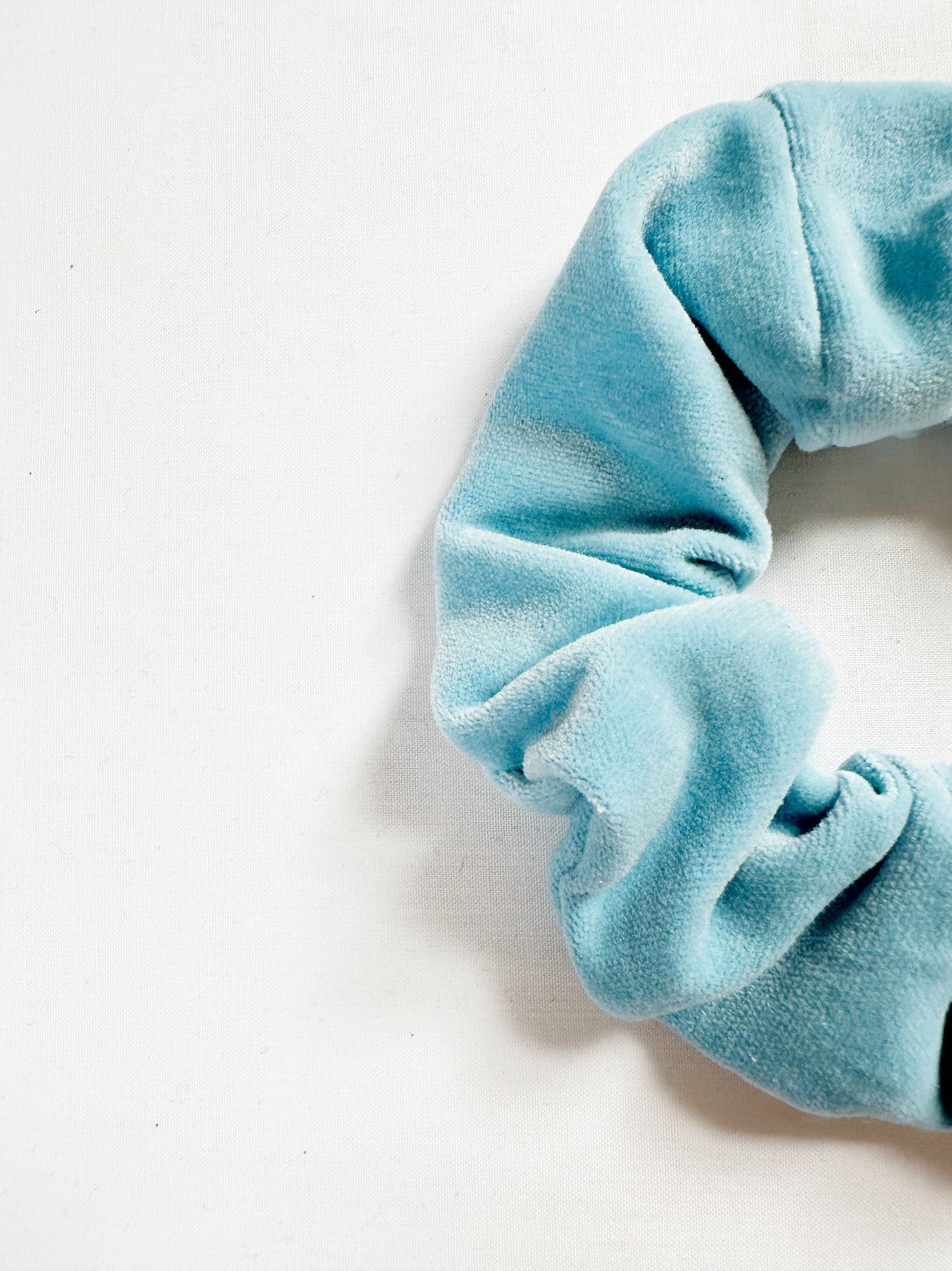 Mini scrunchie in icy blue velvet