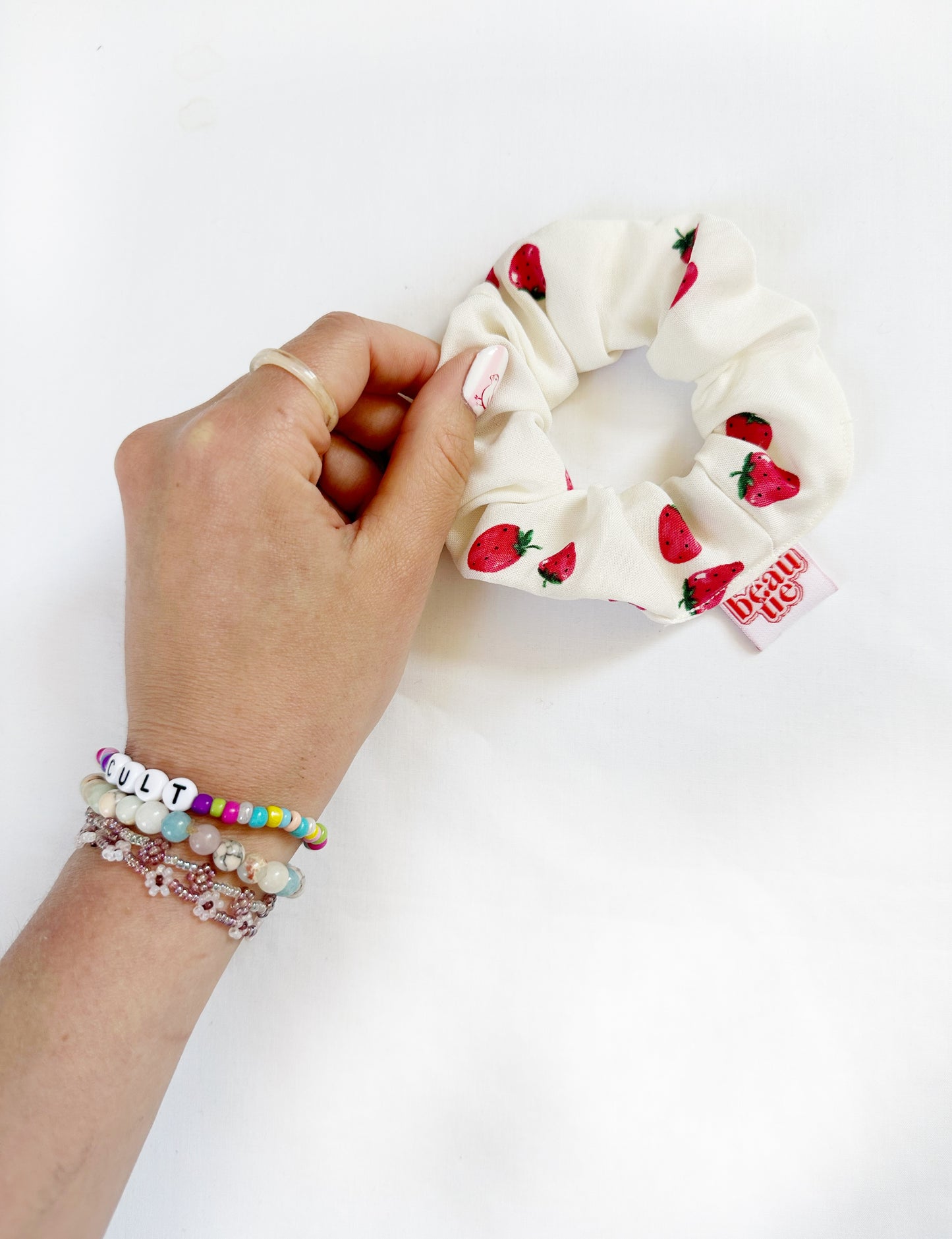 Mini scrunchie in strawberry print