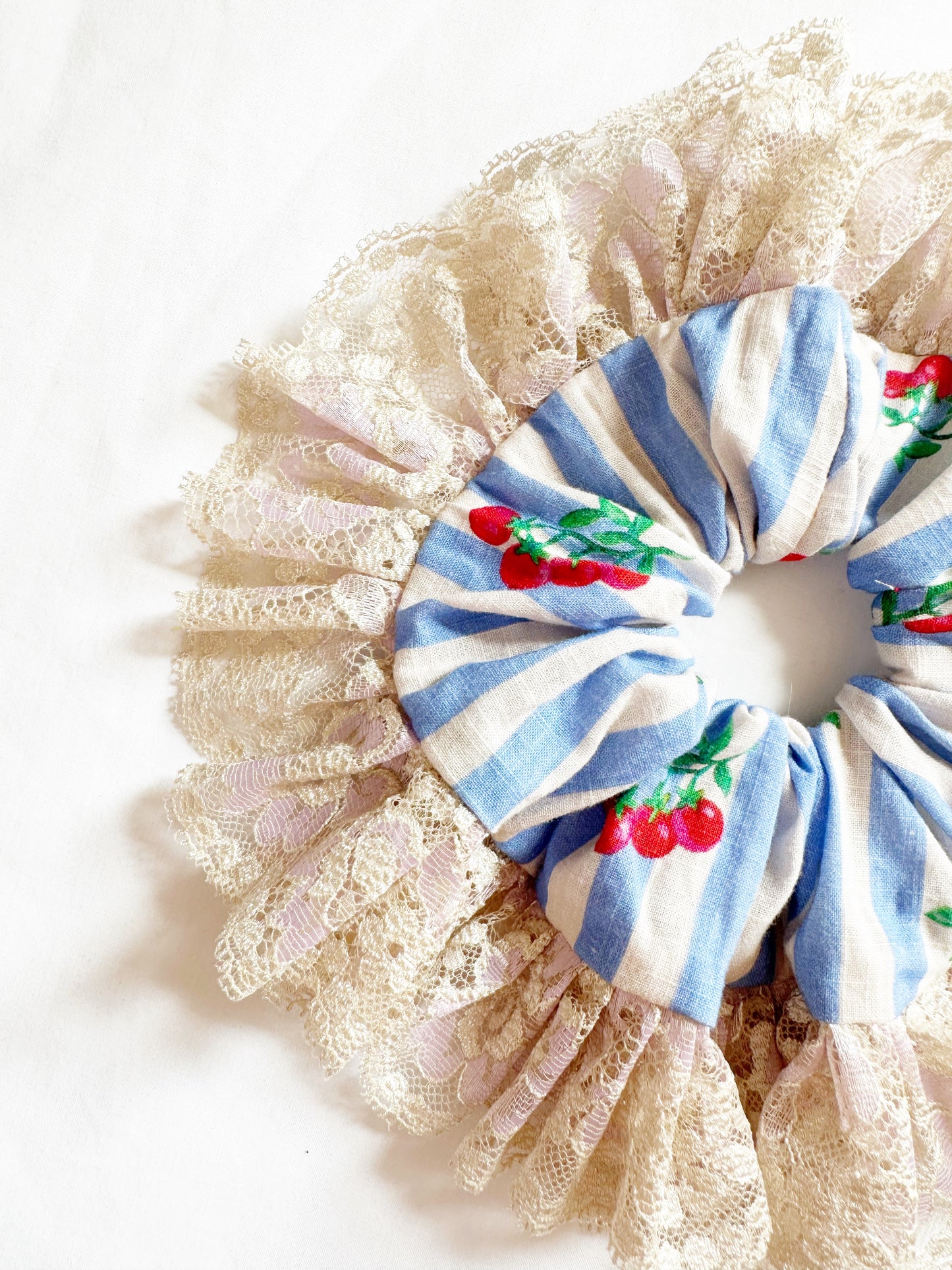 Frilly lace scrunchie in tomato print