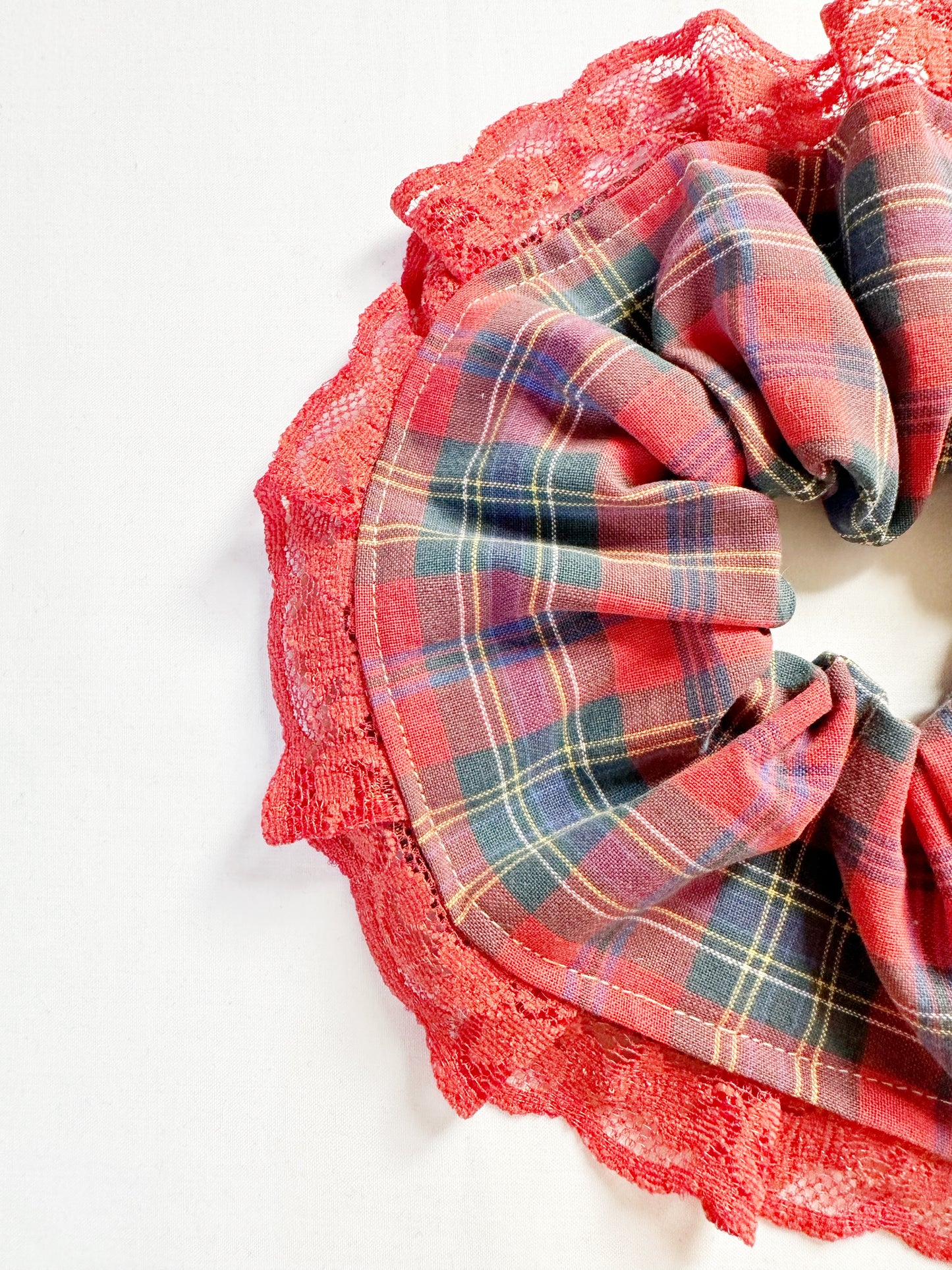 Oversized scrunchie in red tartan lace