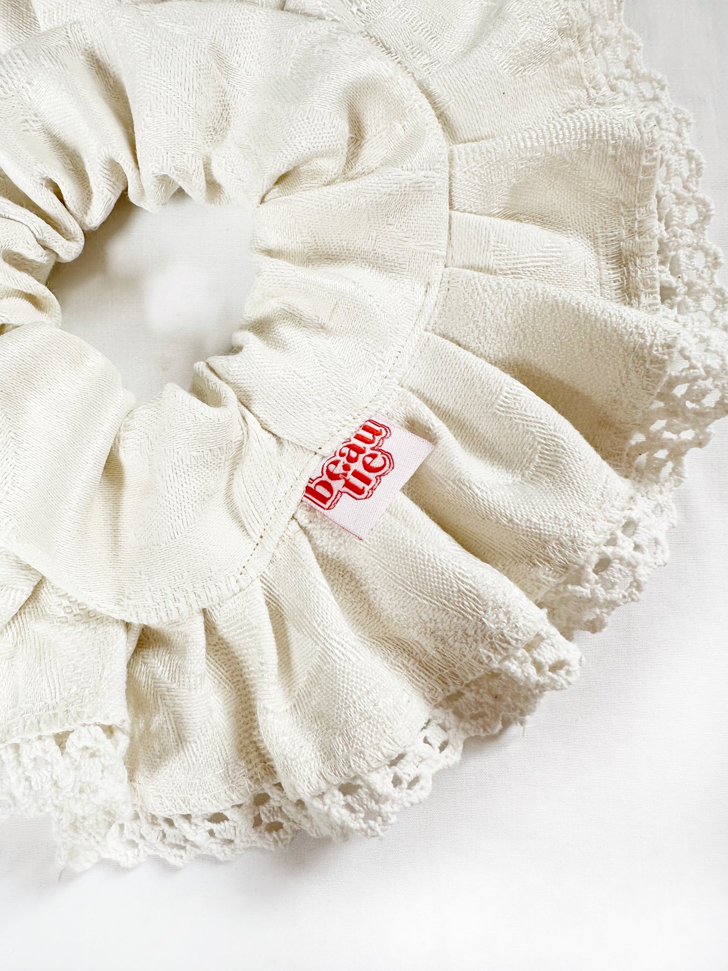 Oversized frilly scrunchie in silk brocade and lace