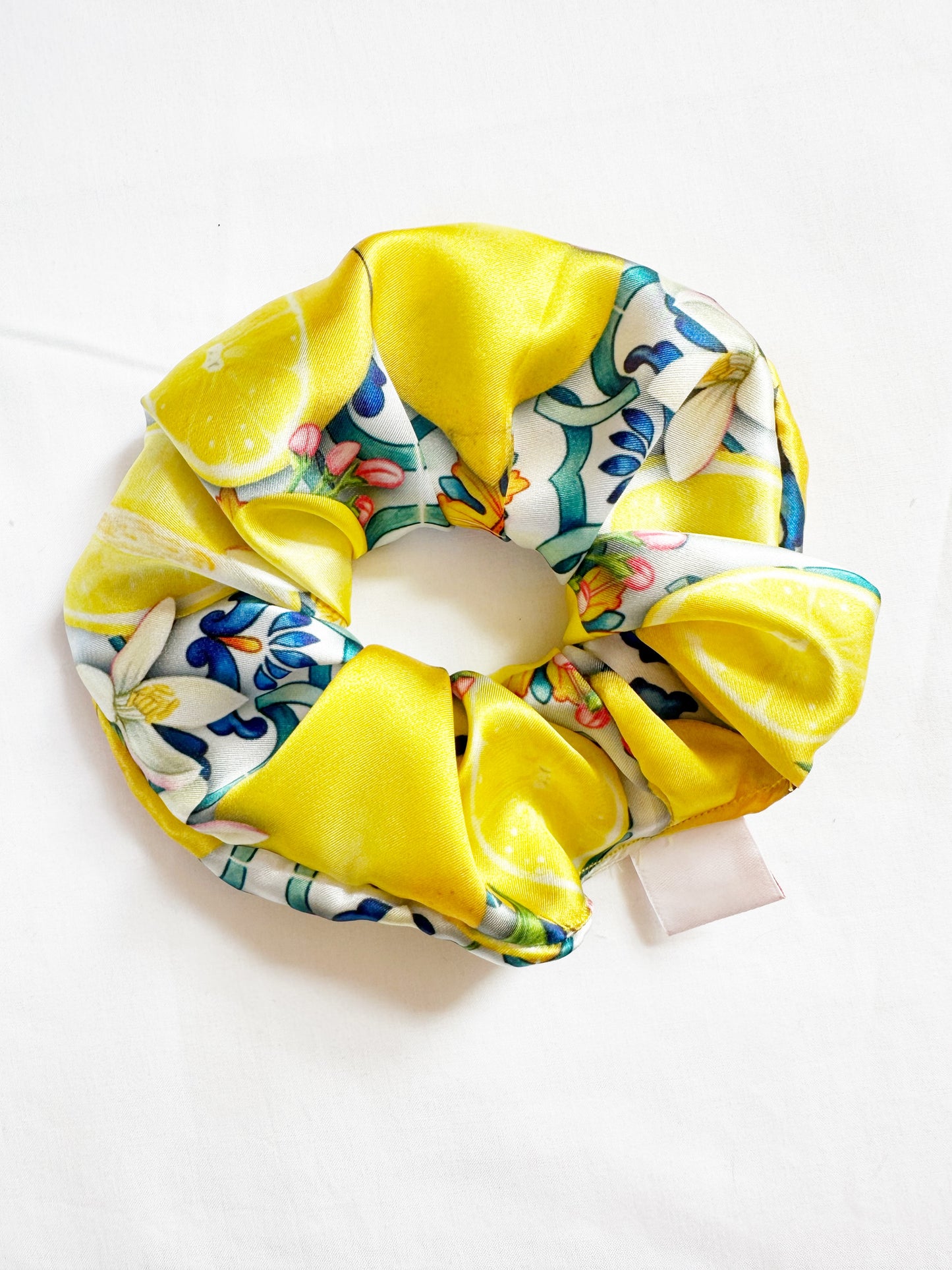 OG scrunchie in Sirmione (Lake Garda) lemon print.