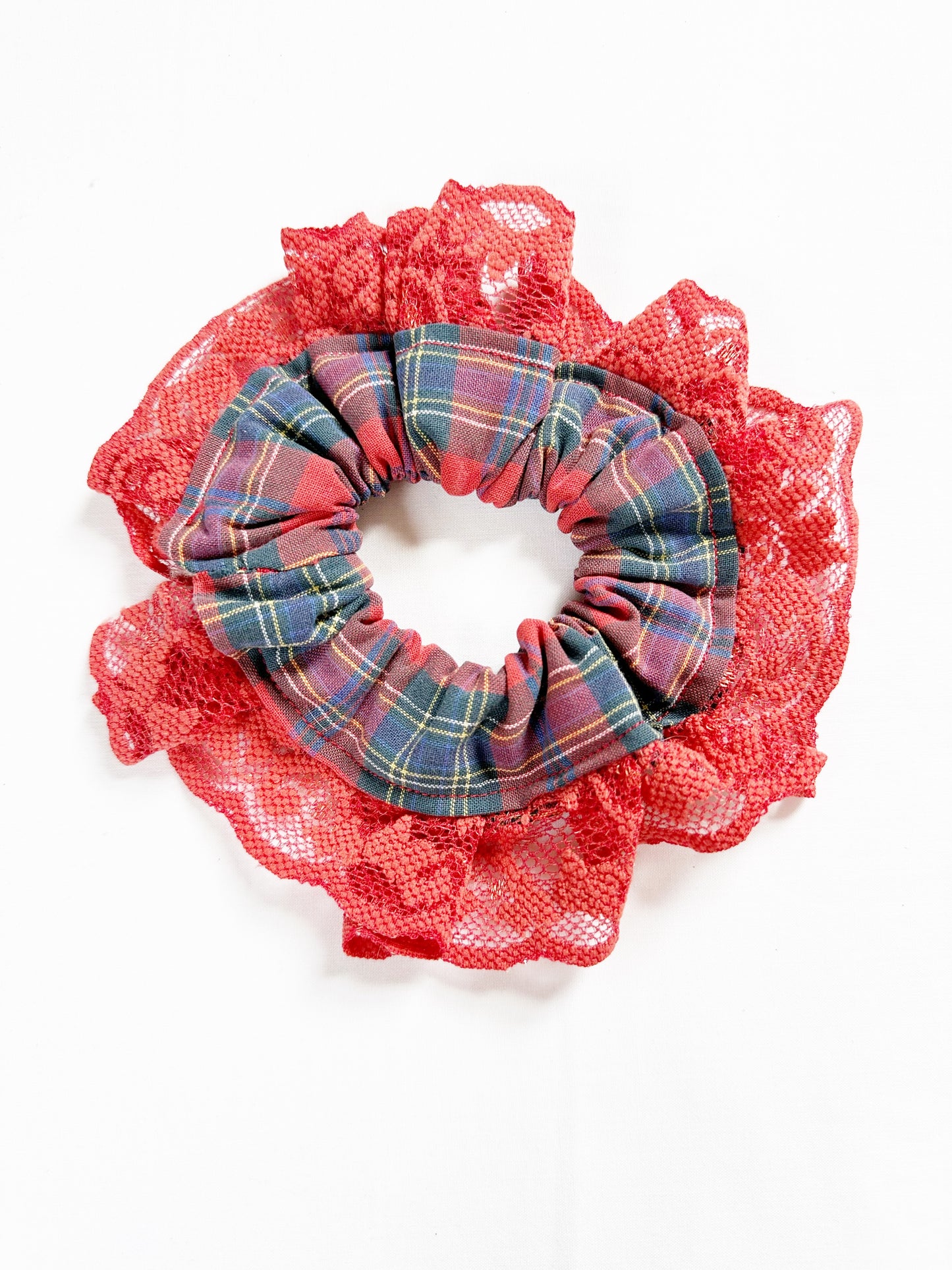 Mini scrunchie in red tartan lace