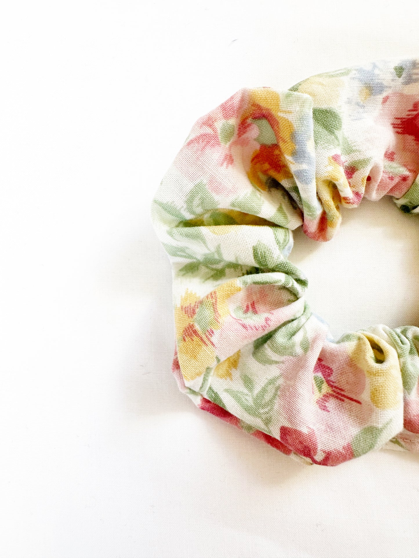 Mini scrunchie in vintage floral