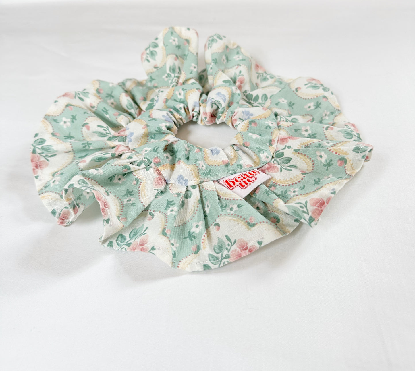 Mini frilly scrunchie in vintage floral