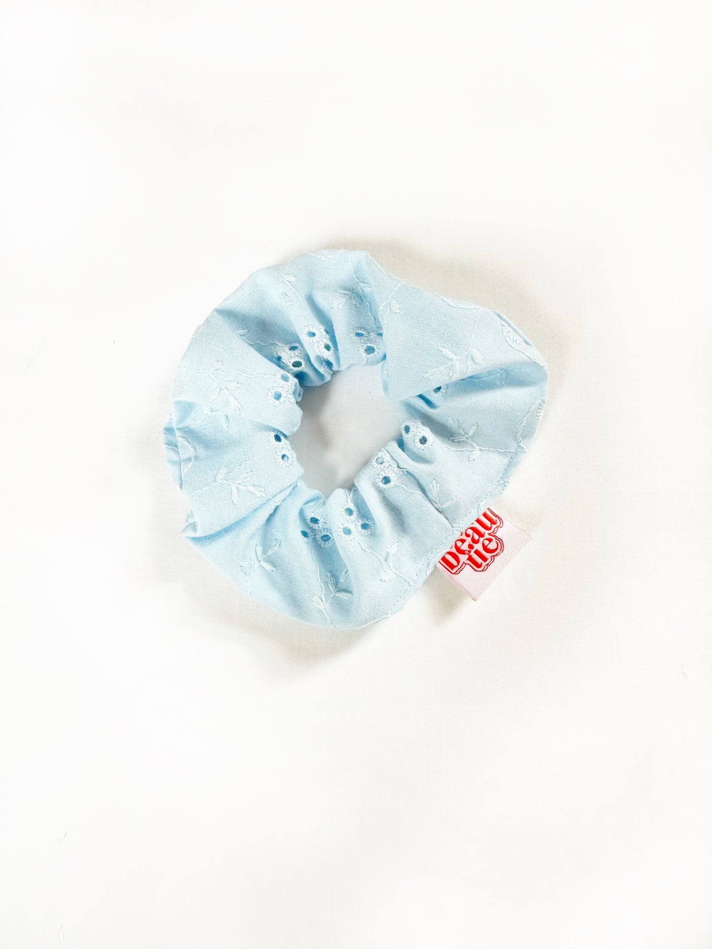 Mini scrunchie in baby blue broderie