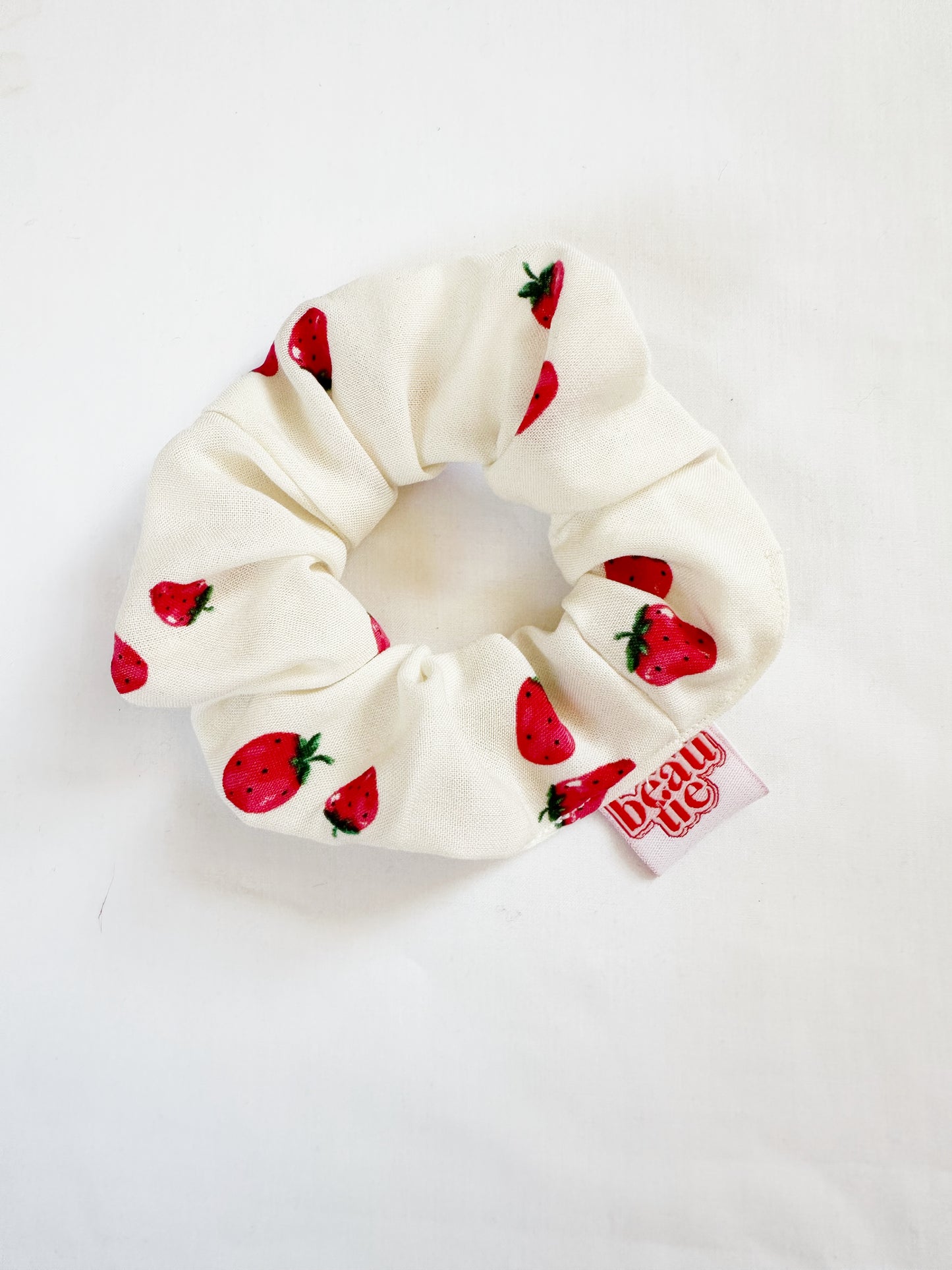Mini scrunchie in strawberry print