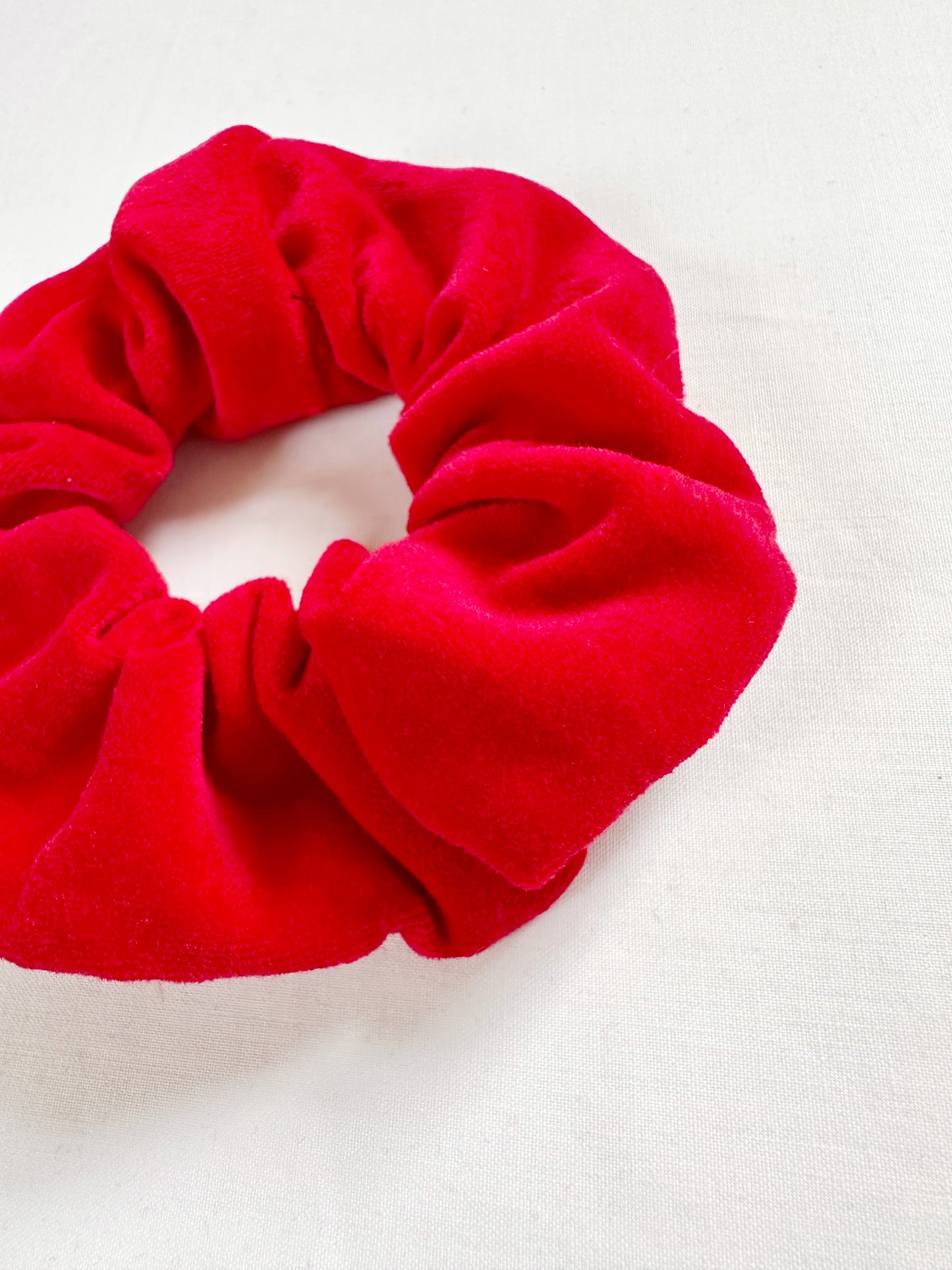 Mini scrunchie in red velvet