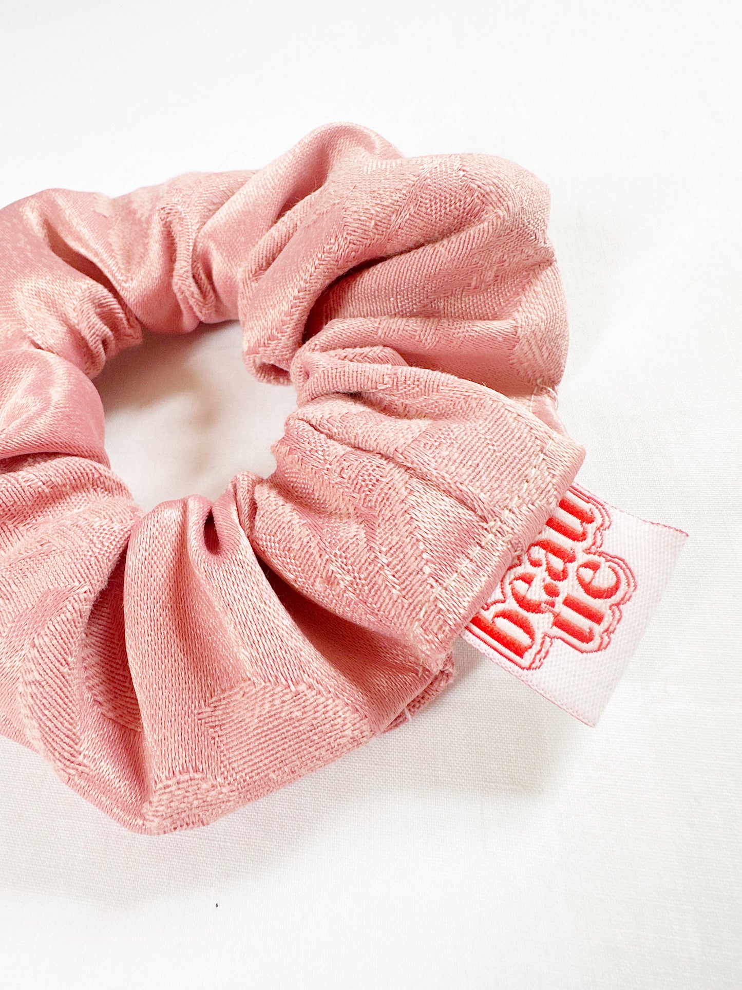 Mini scrunchie in vintage pink damask