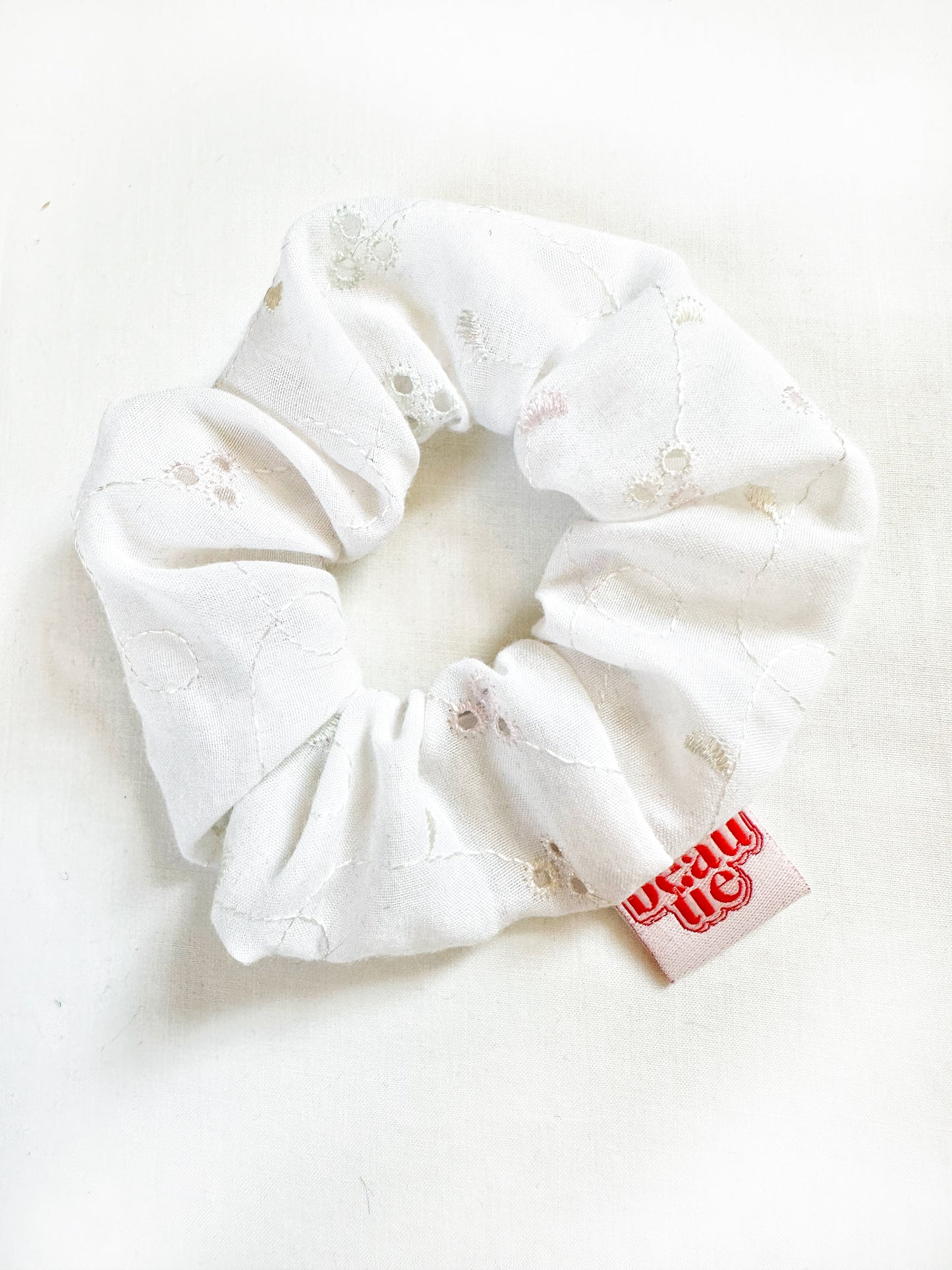 Mini scrunchie in white Broderie