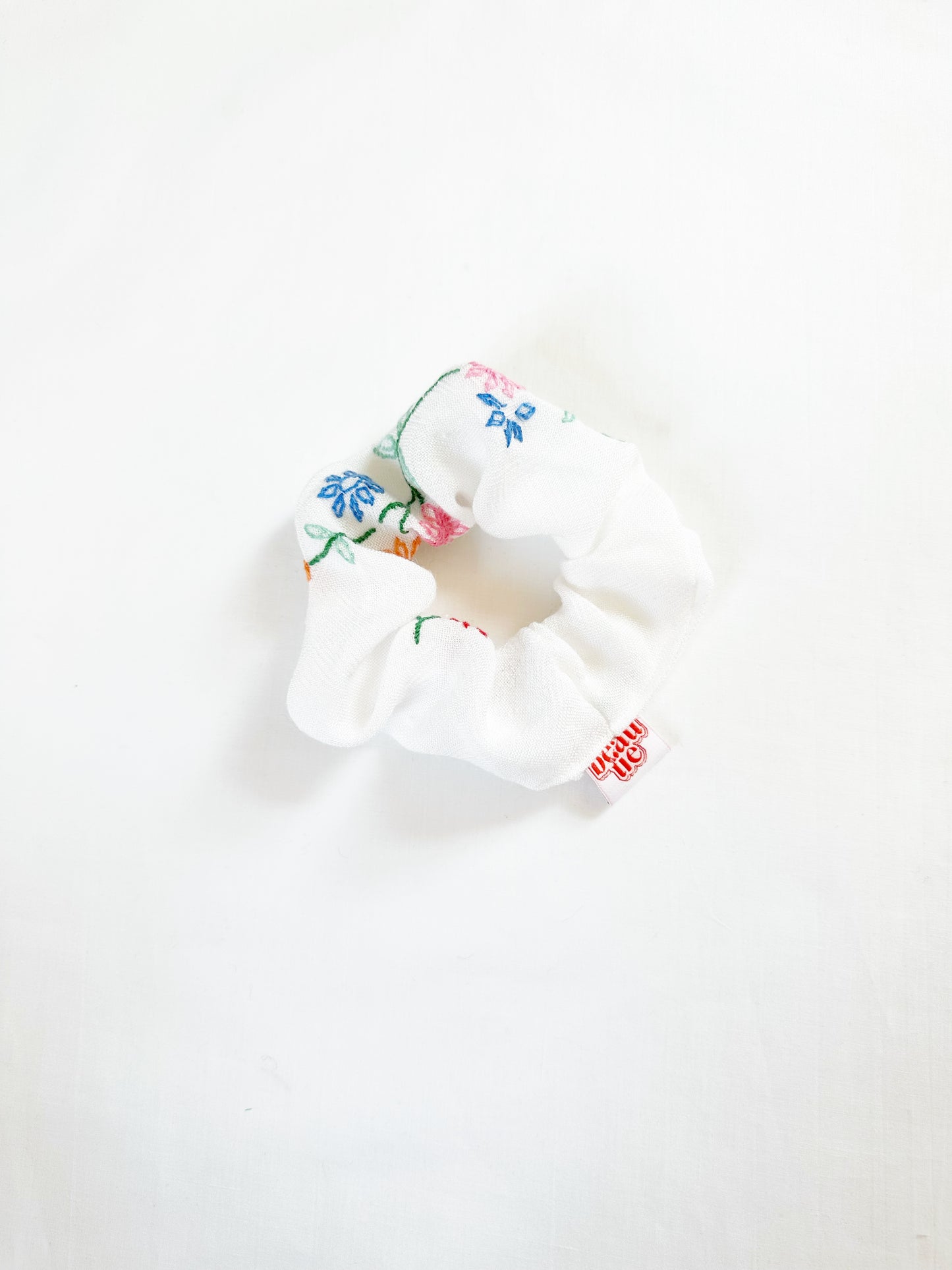 Mini scrunchie in floral embroidered