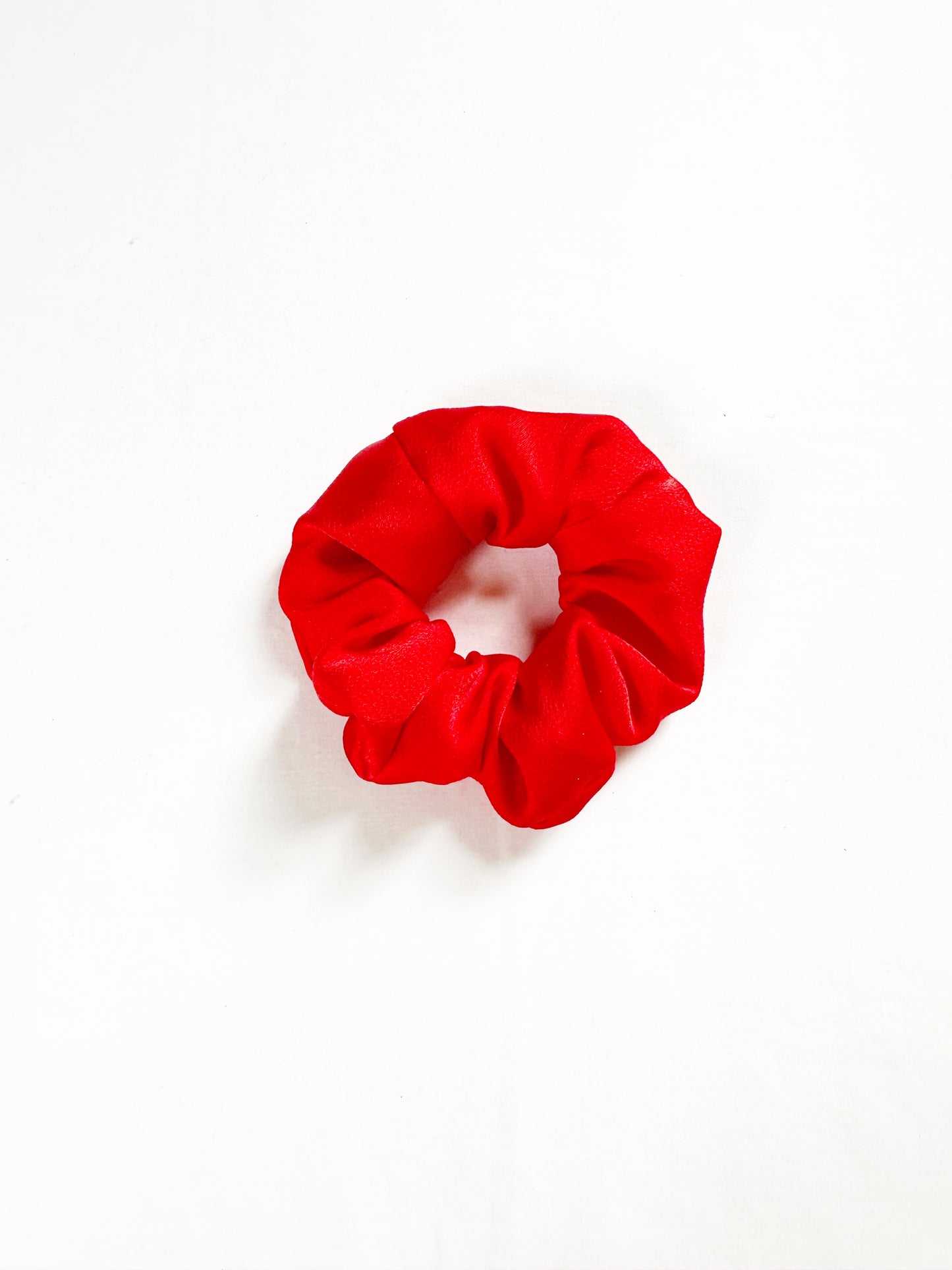 Mini scrunchie in red silk