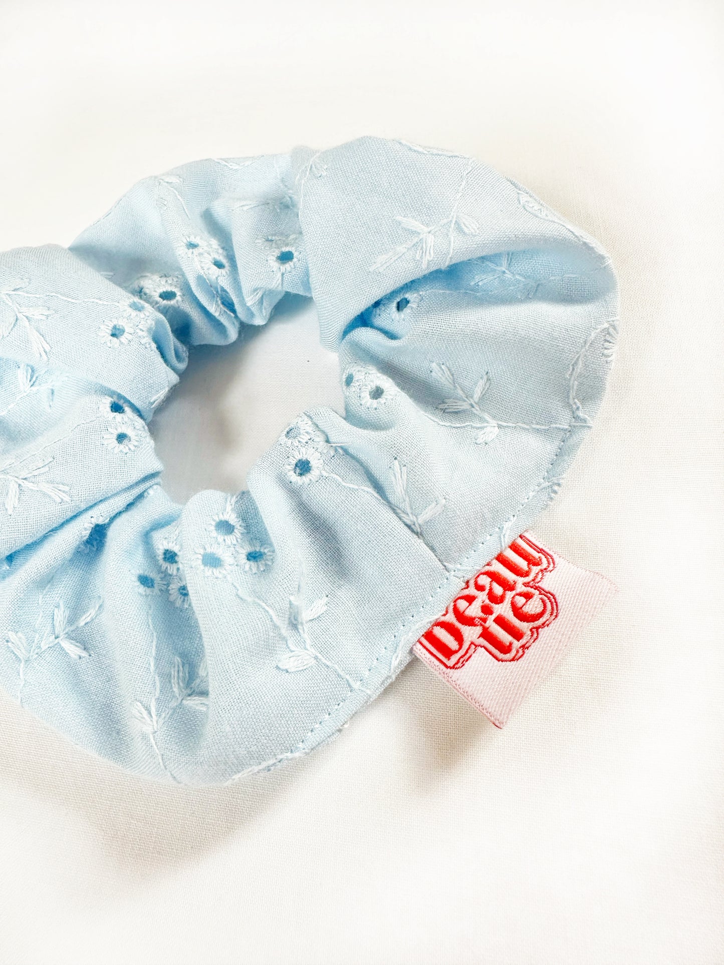 Mini scrunchie in baby blue broderie