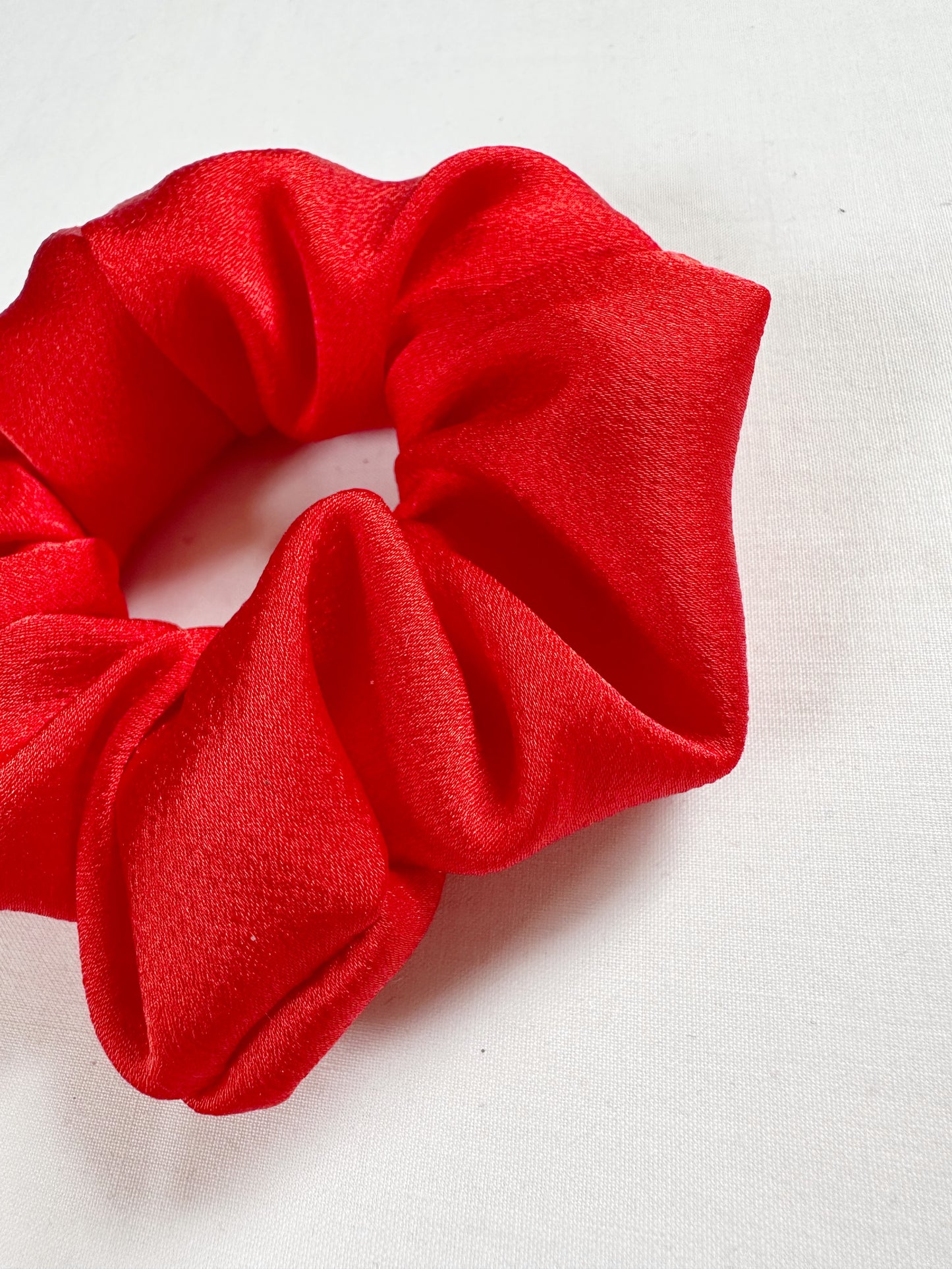 Mini scrunchie in red silk