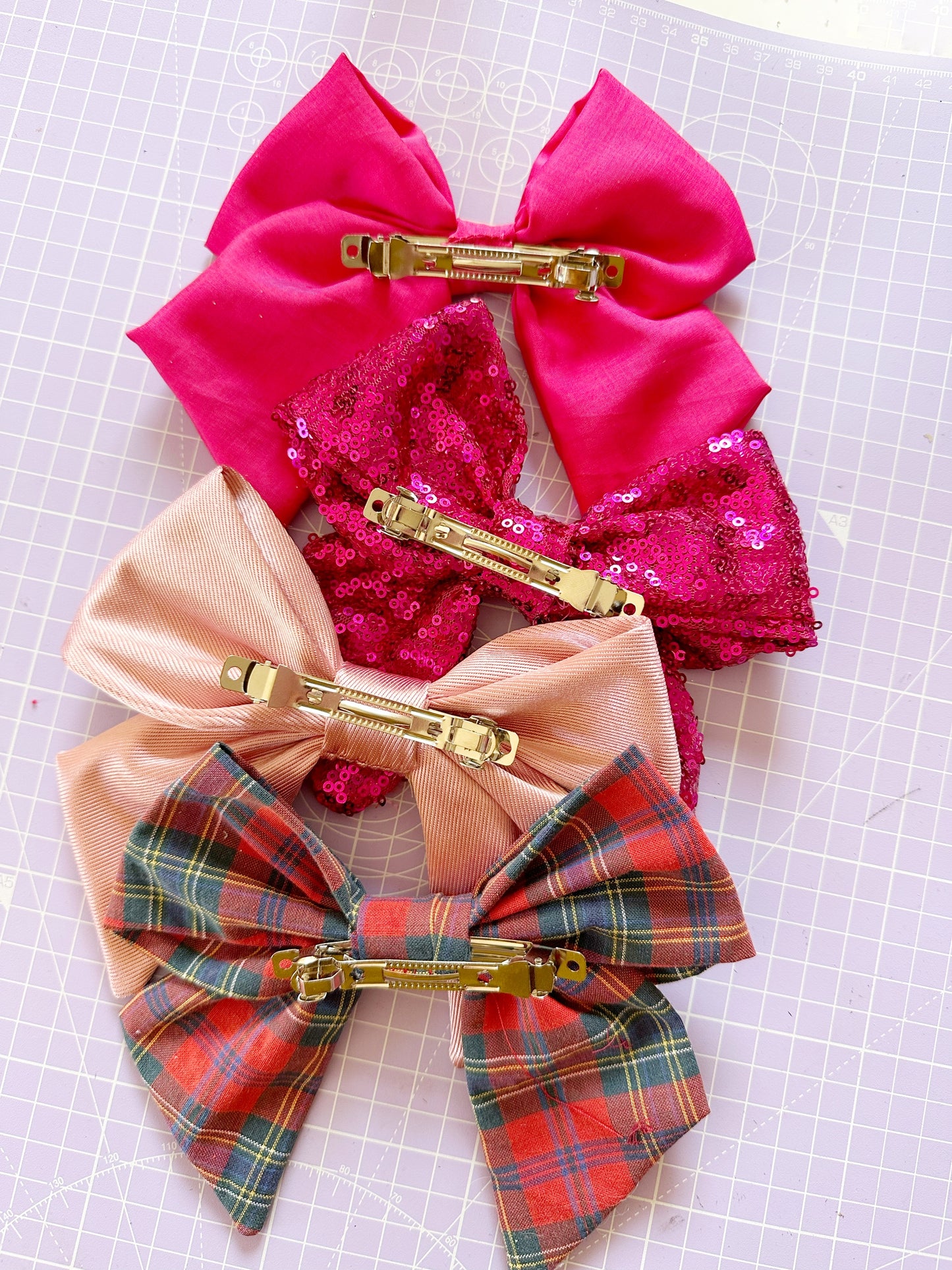 Hair Bow in pink shimmer