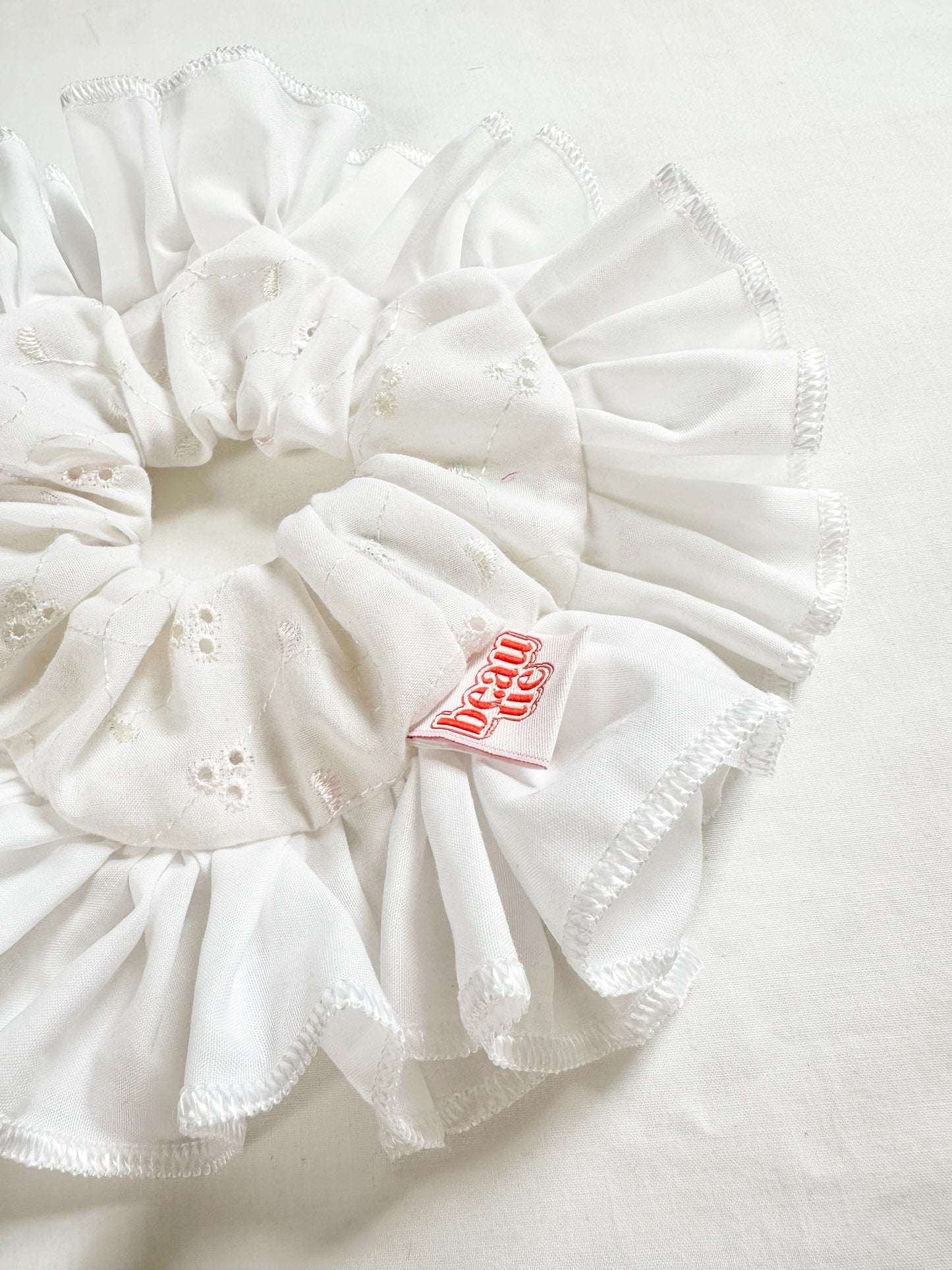 Frilly scrunchie in white Broderie