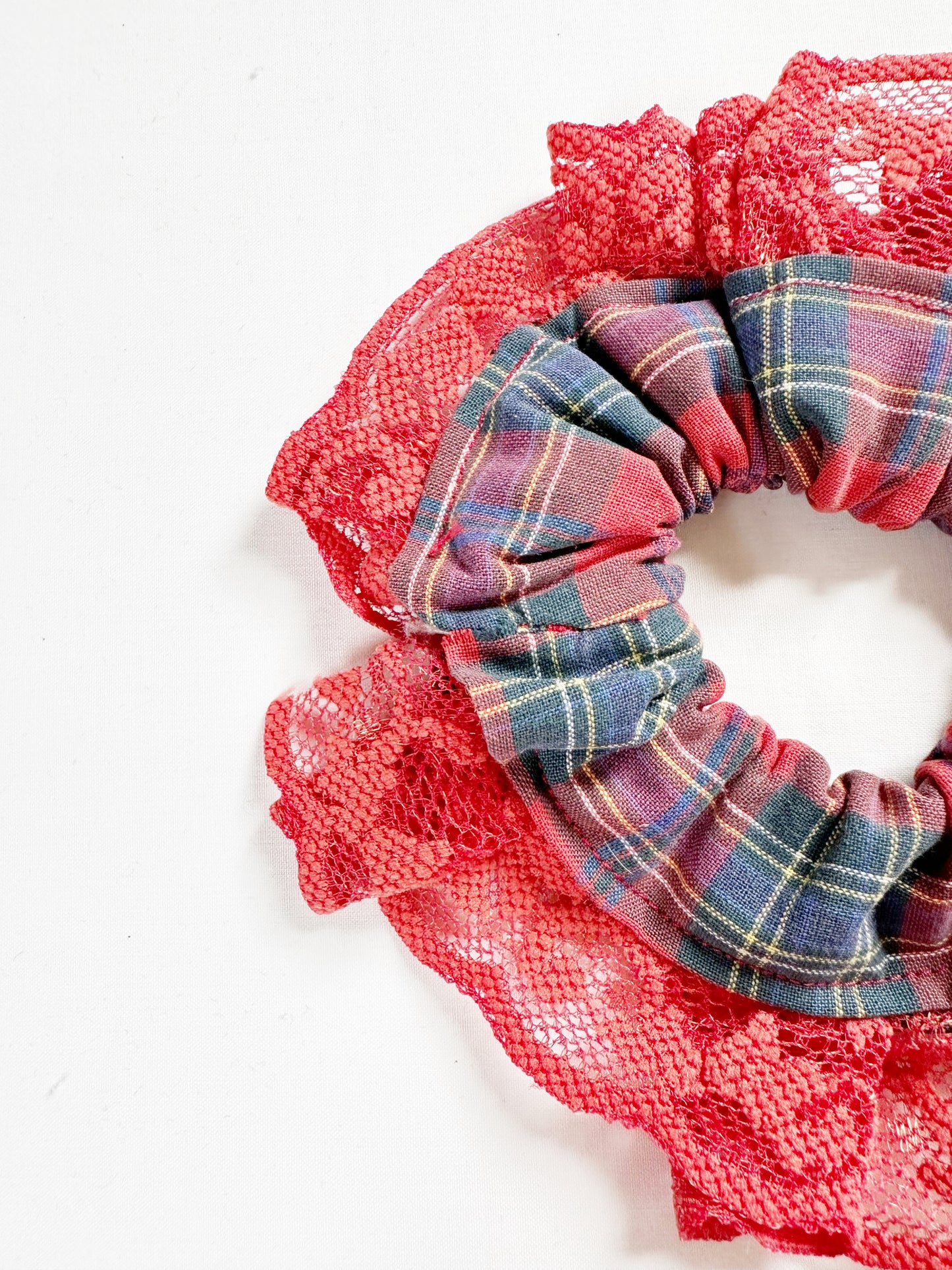 Mini scrunchie in red tartan lace