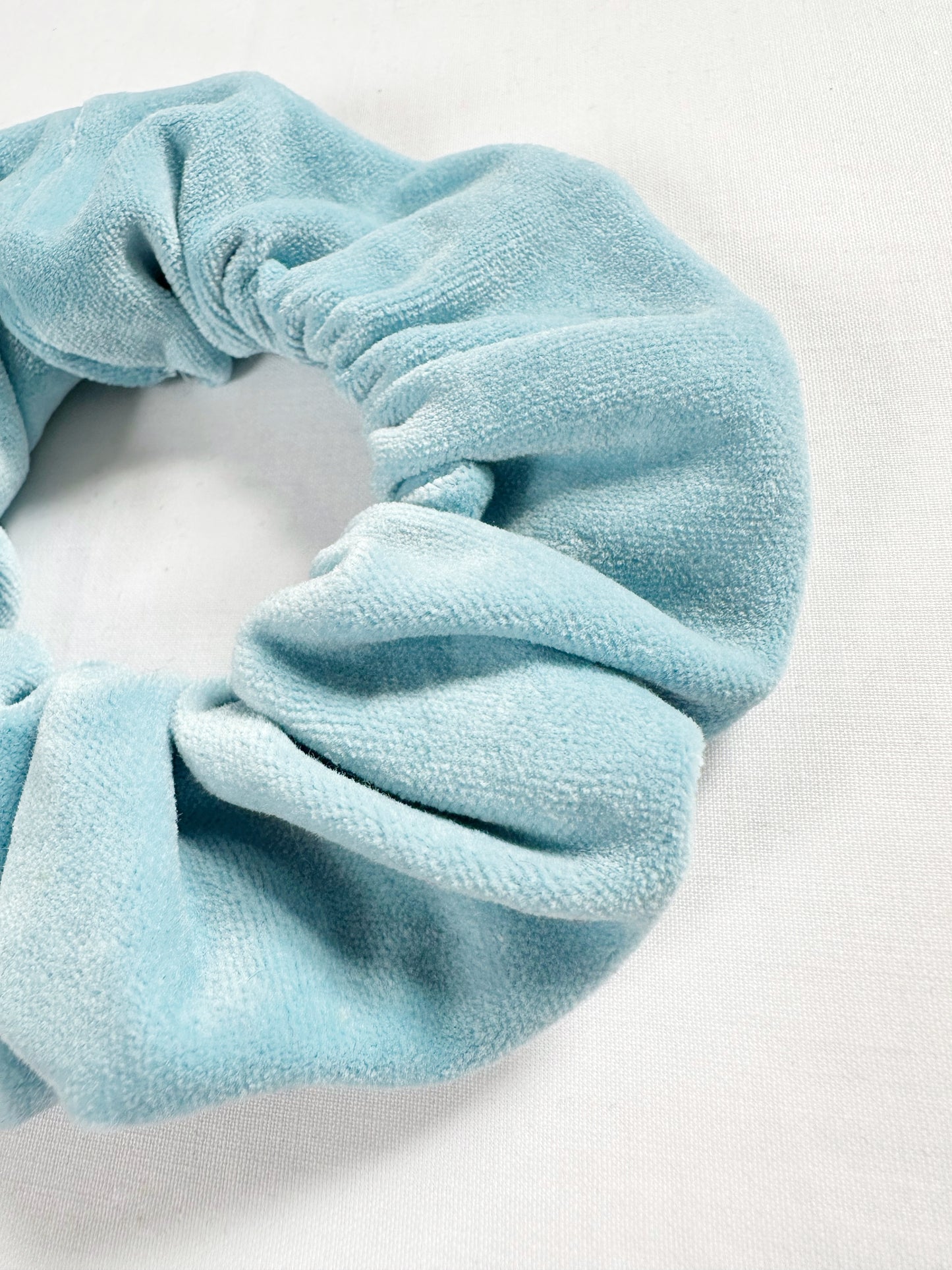 Mini scrunchie in icy blue velvet