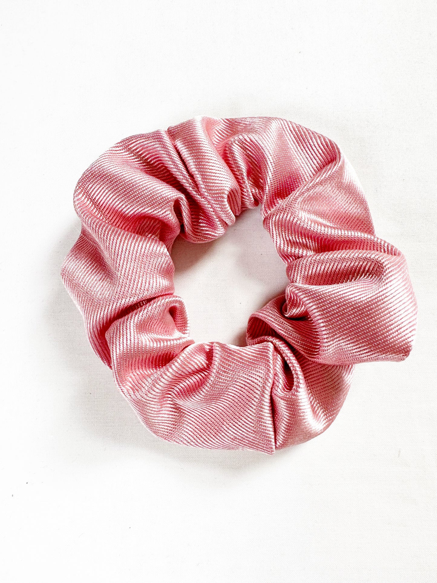 Mini scrunchie in pearly pink
