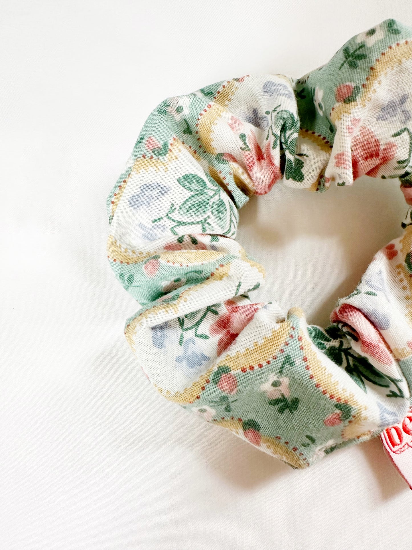 Mini scrunchie in vintage floral cotton