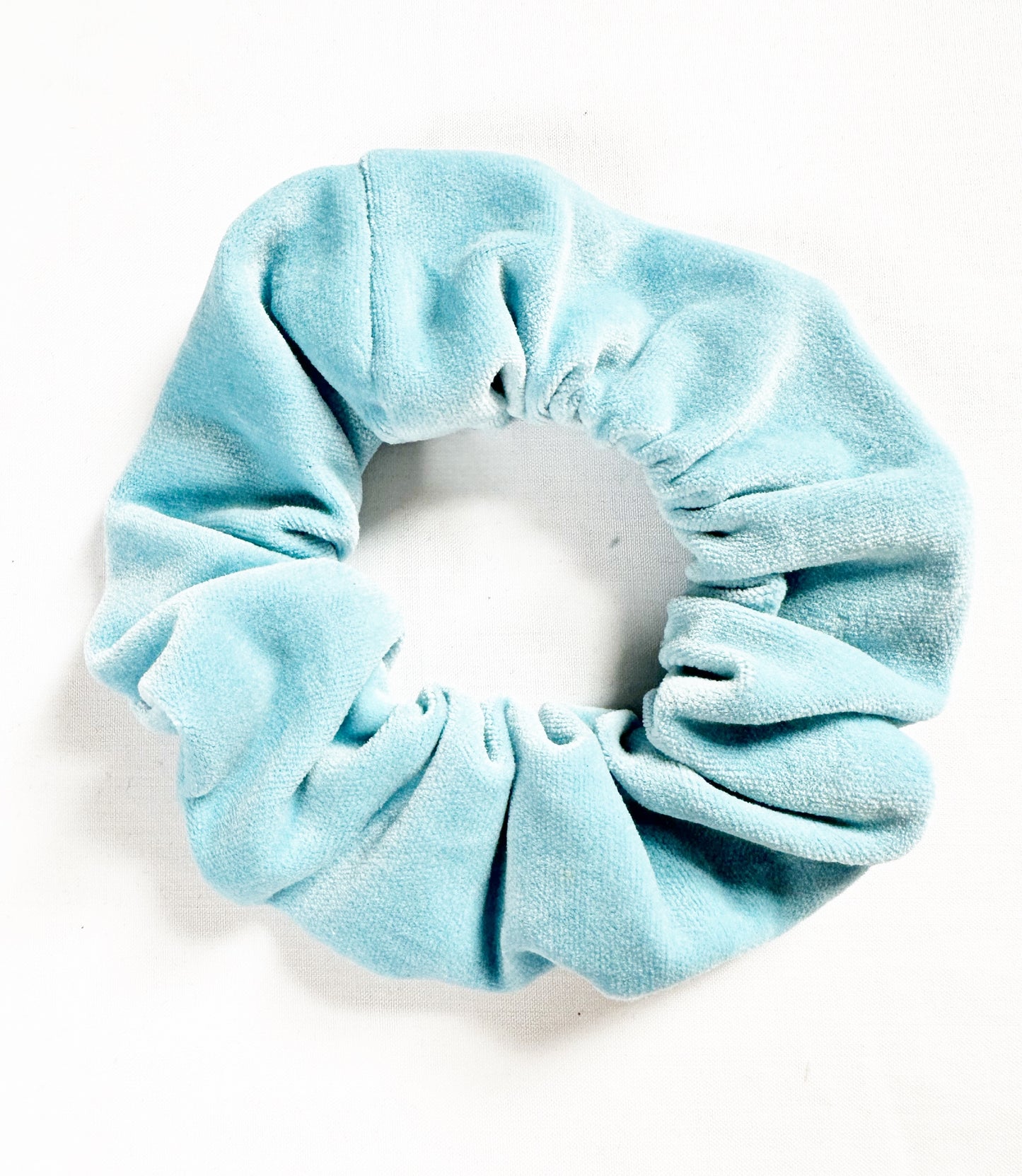 Mini scrunchie in icy blue velvet