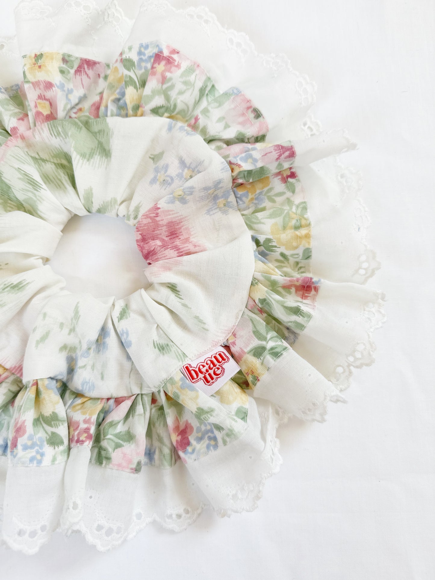 Oversized frilly scrunchie in vintage floral