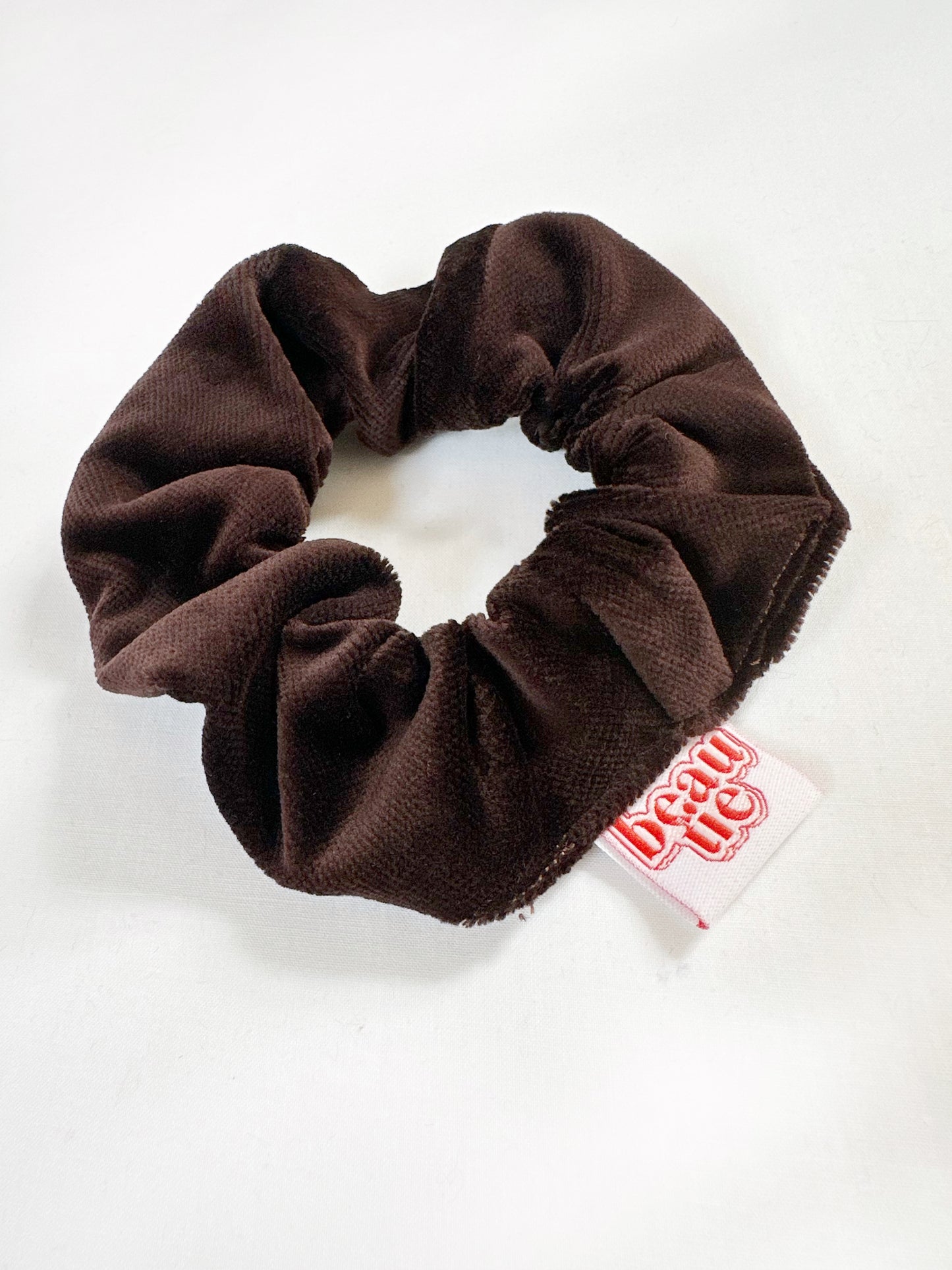 Mini scrunchie in dark brown velvet