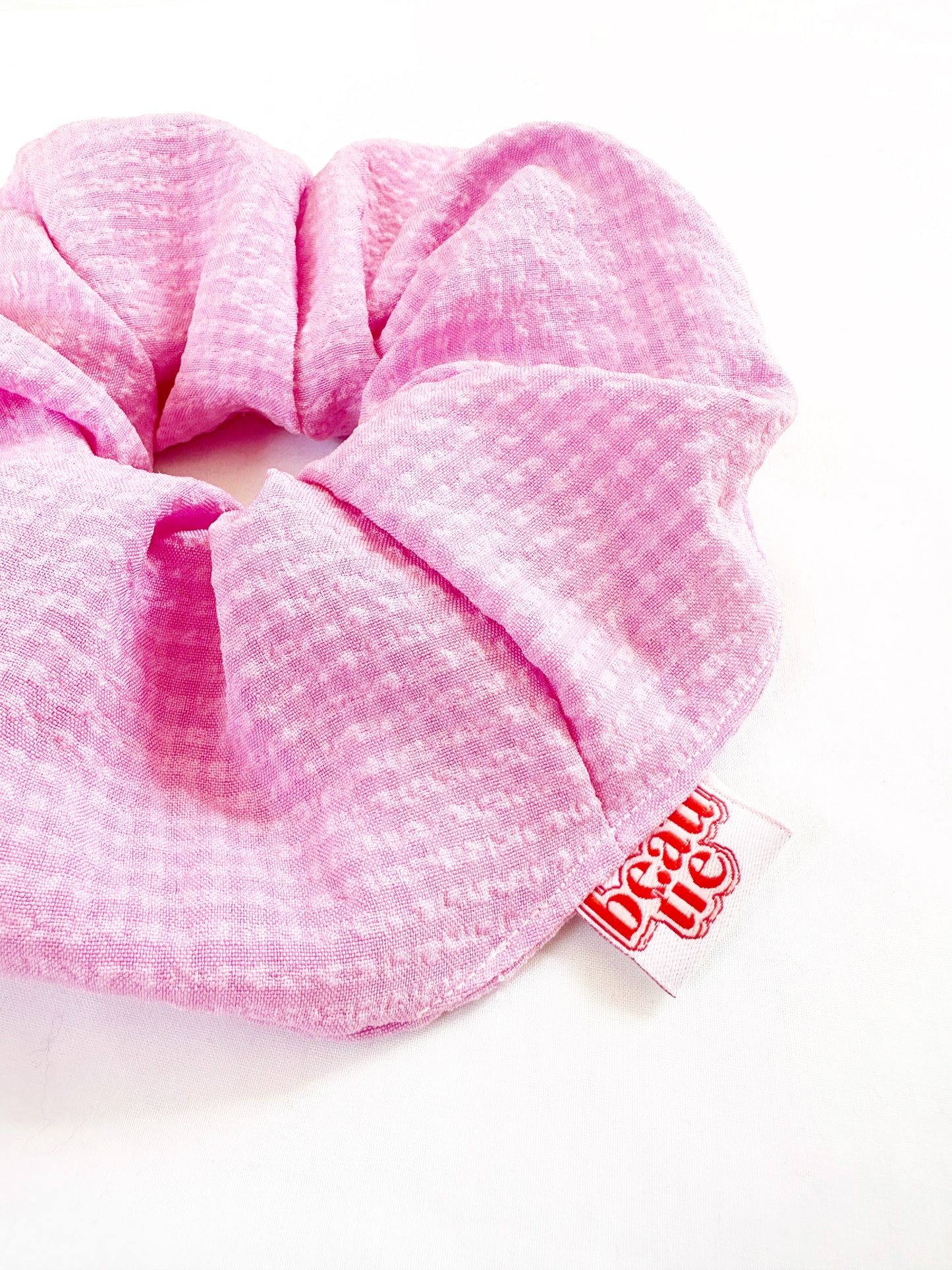Oversized scrunchie in pink seersucker gingham
