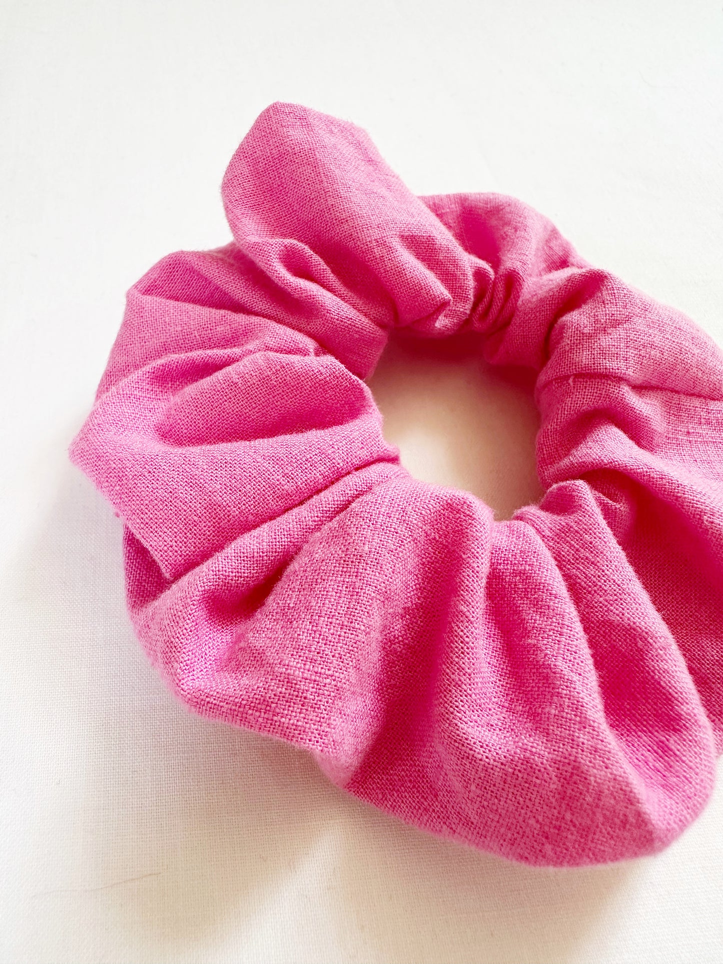 Mini scrunchie in hot pink