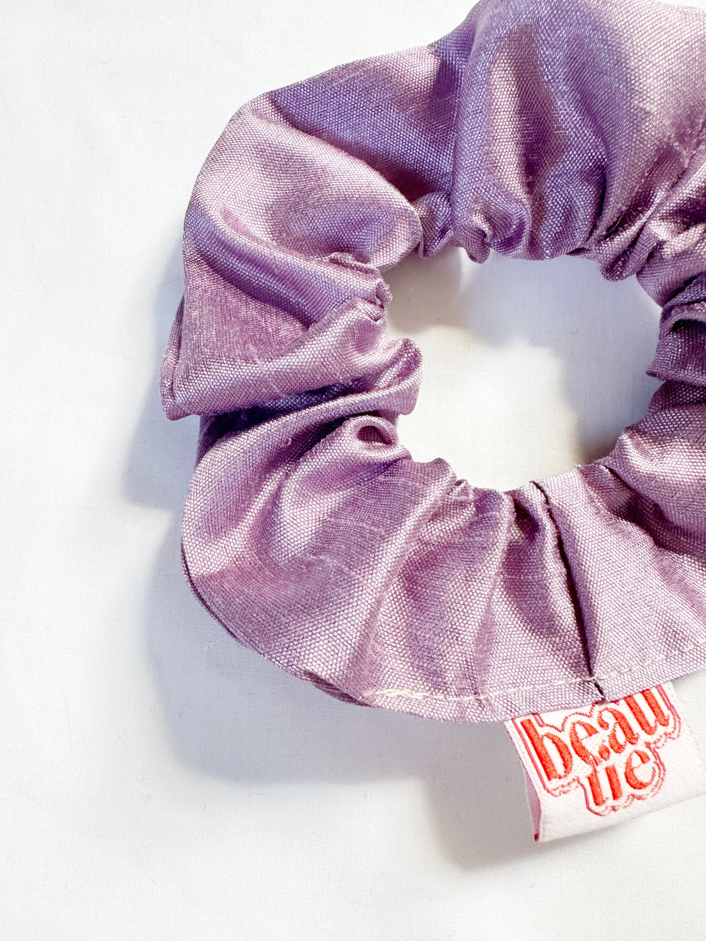 Mini scrunchie in lilac silk