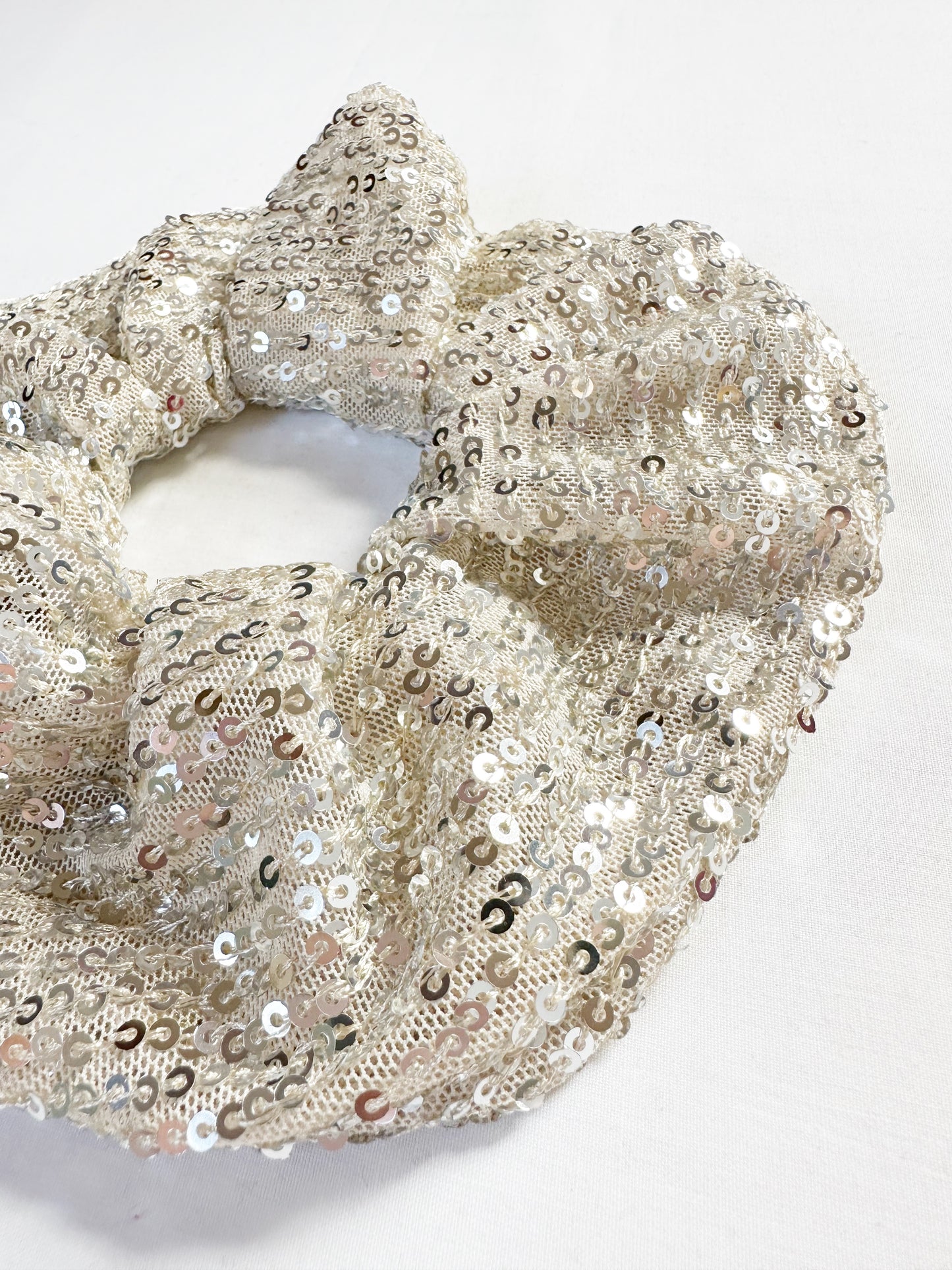 Oversized scrunchie in silver sequin