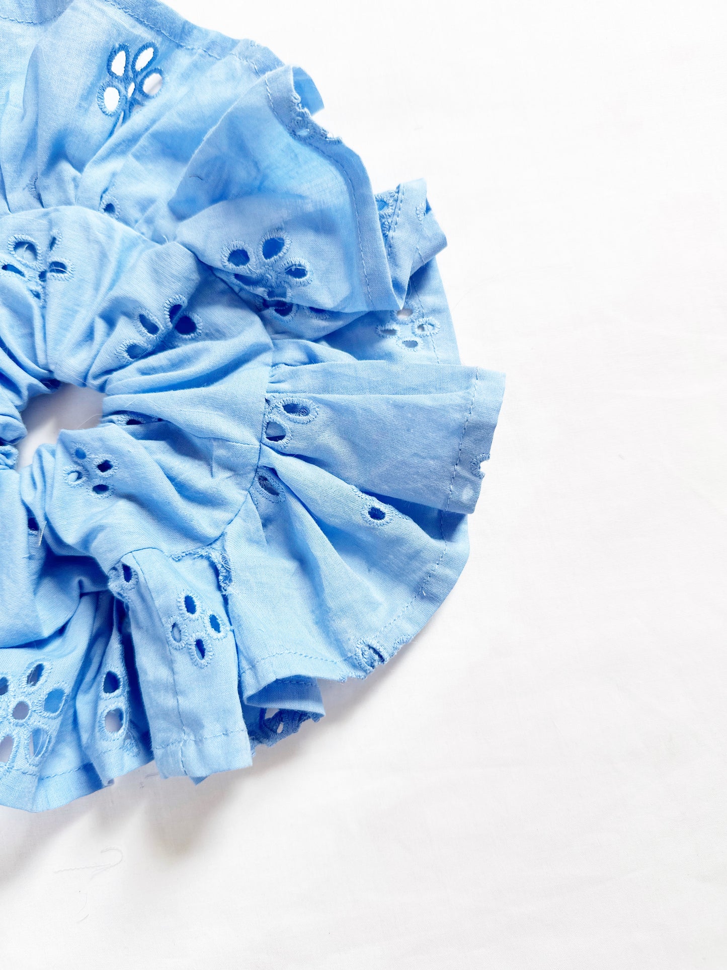 Frilly scrunchie in blue Broderie