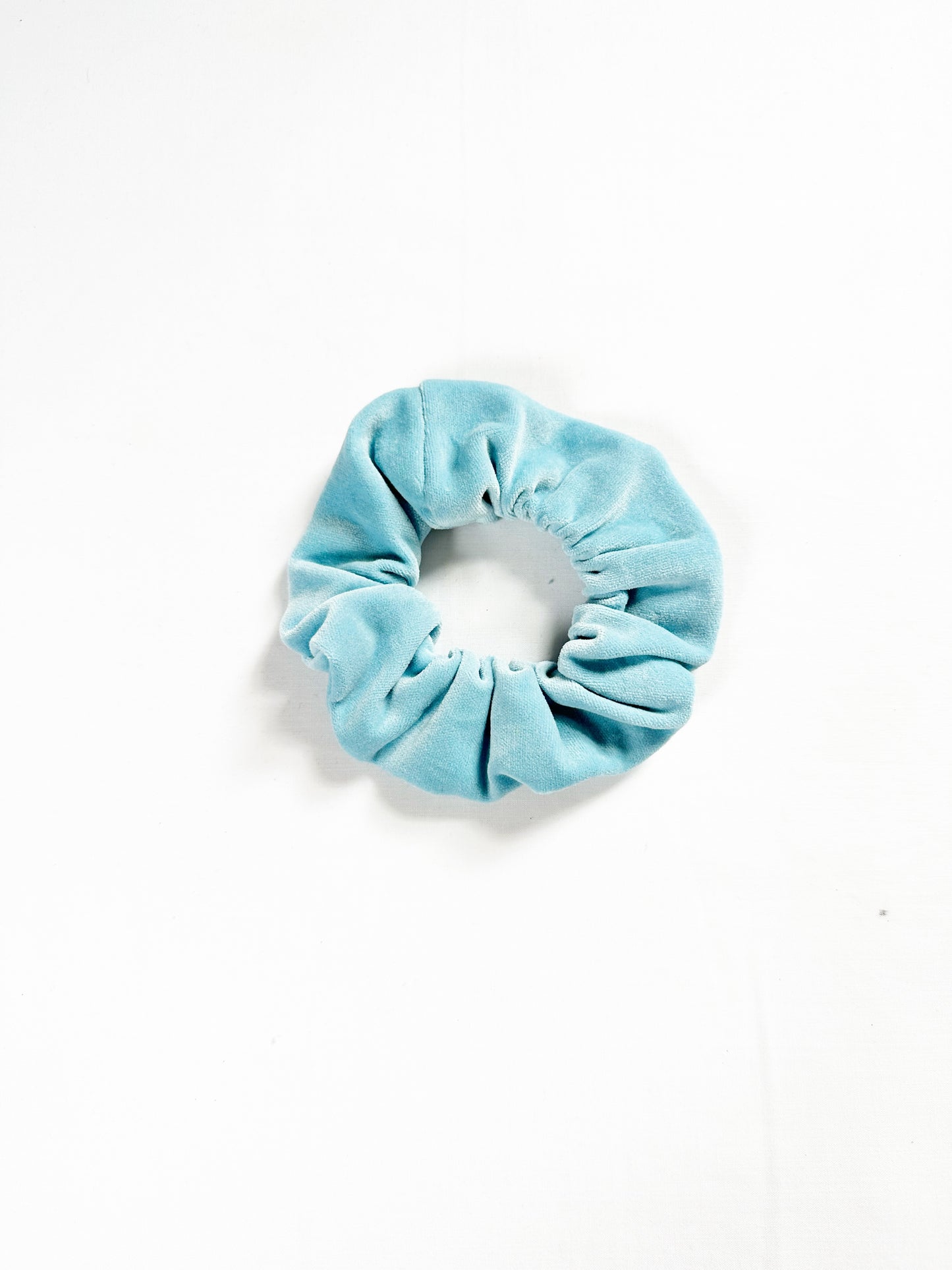 Mini scrunchie in icy blue velvet