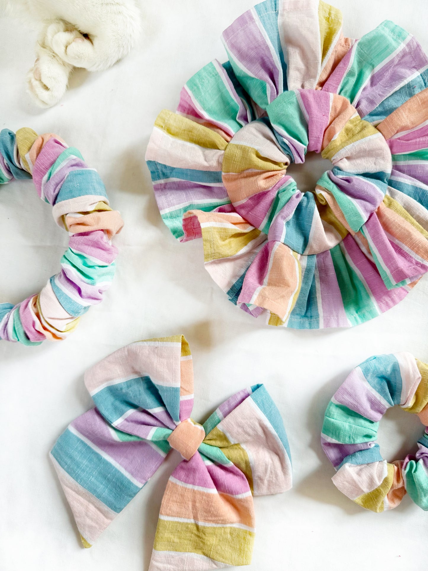 Mini scrunchie in pastel beach stripe