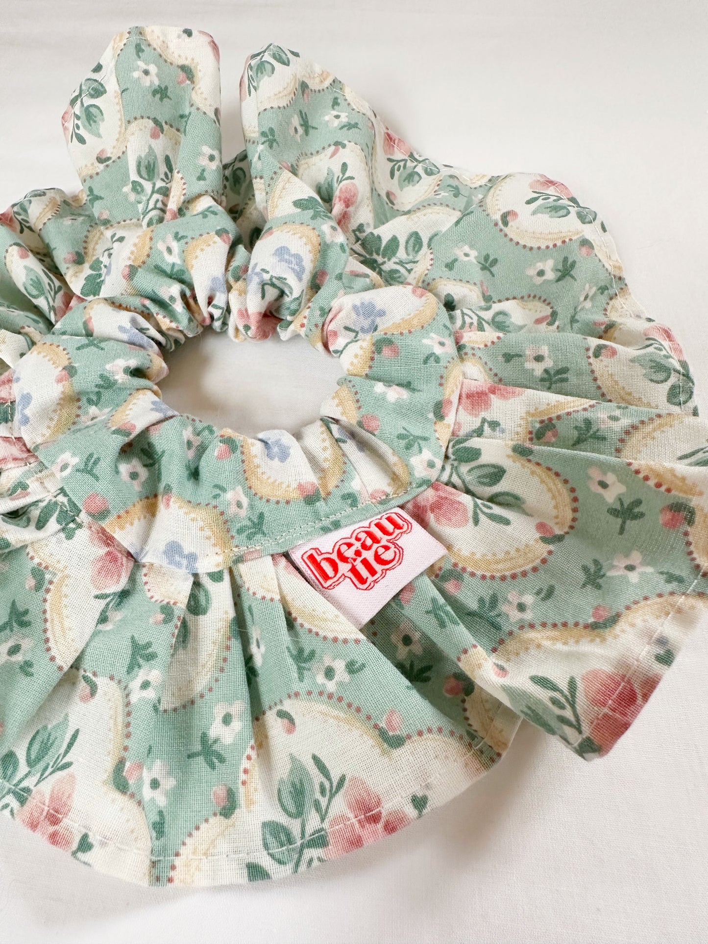 Mini frilly scrunchie in vintage floral