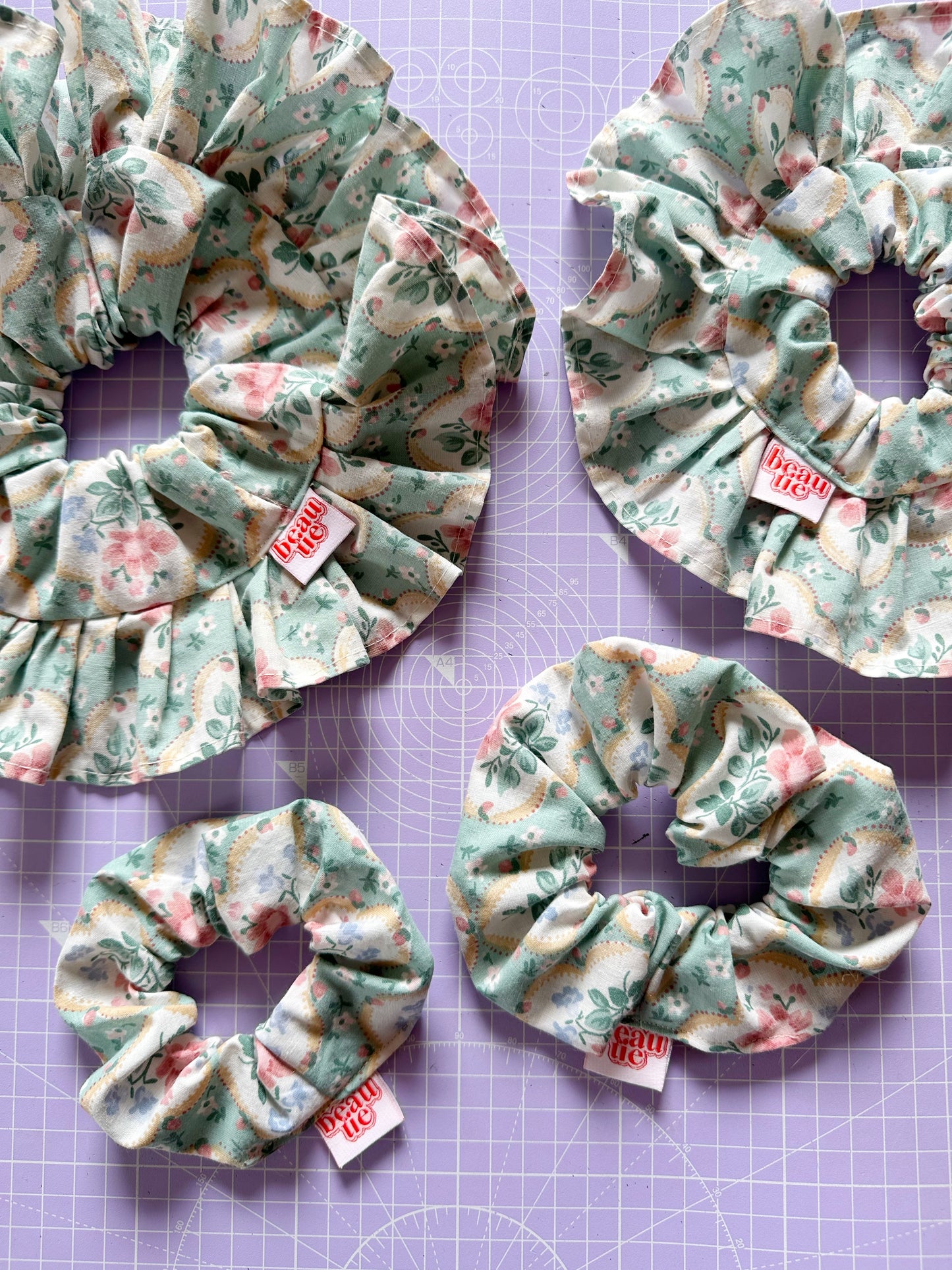 Mini frilly scrunchie in vintage floral