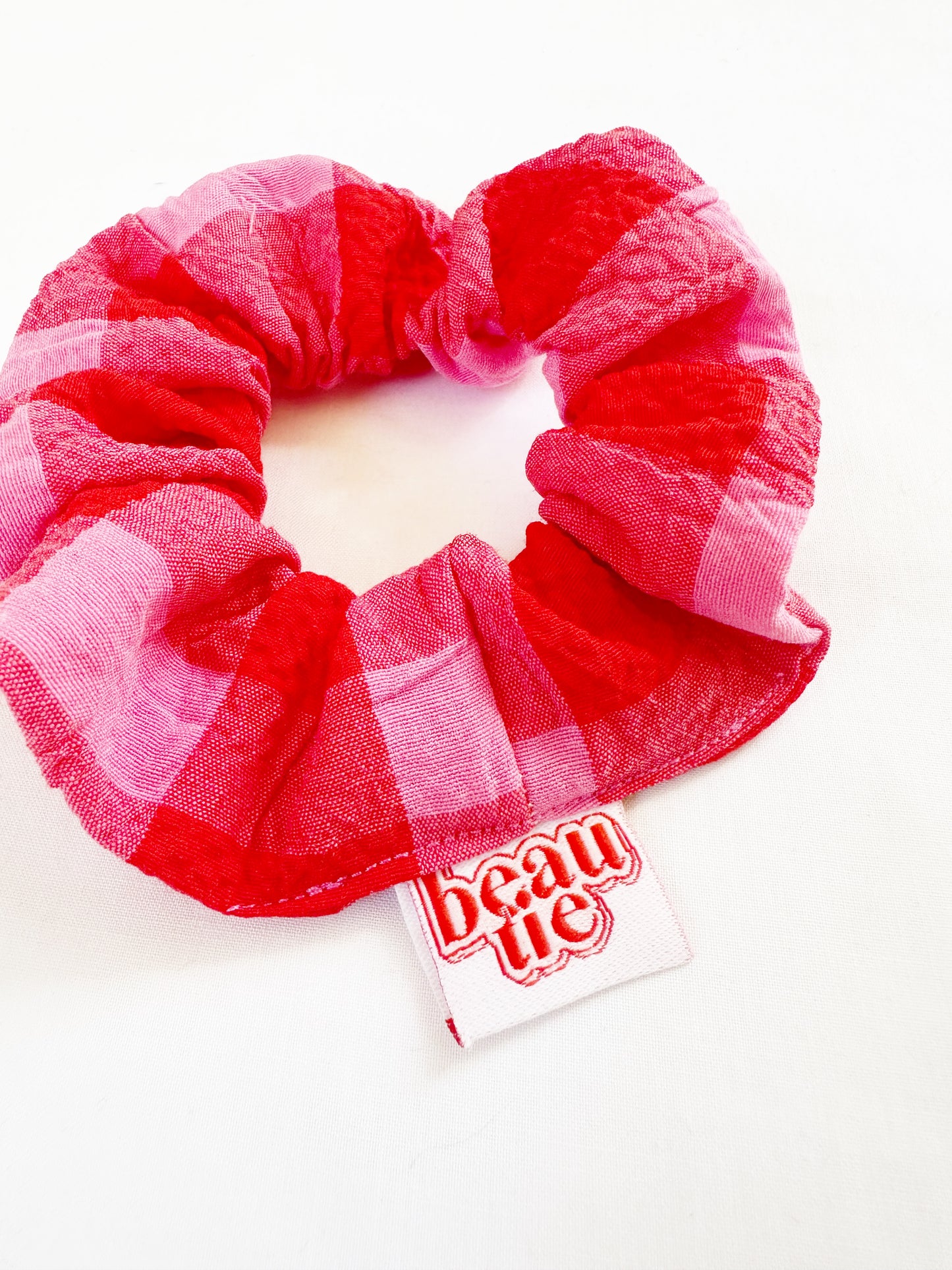 Mini scrunchie in red pink seersucker gingham