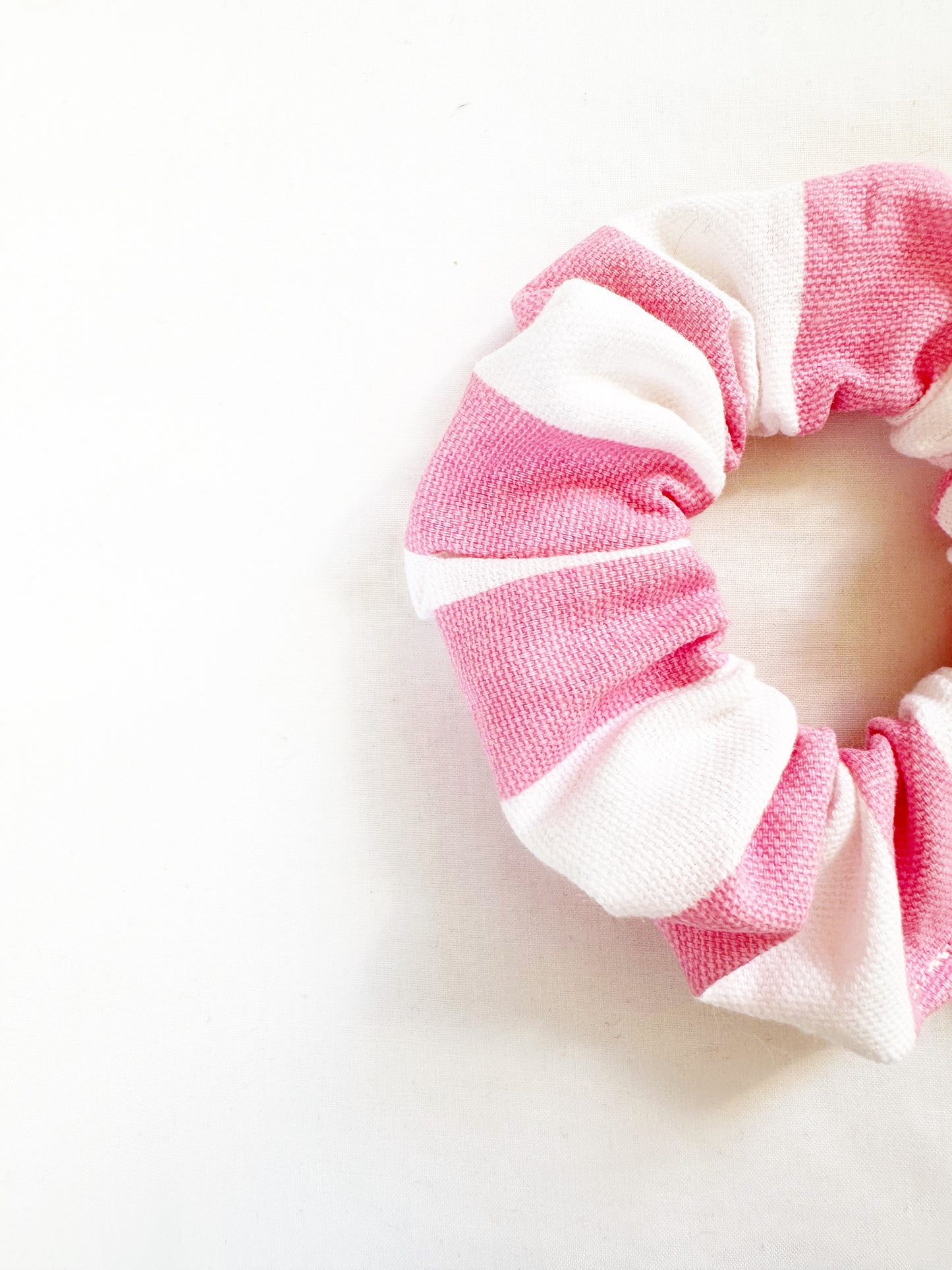 Mini scrunchie in Penny candy stripe