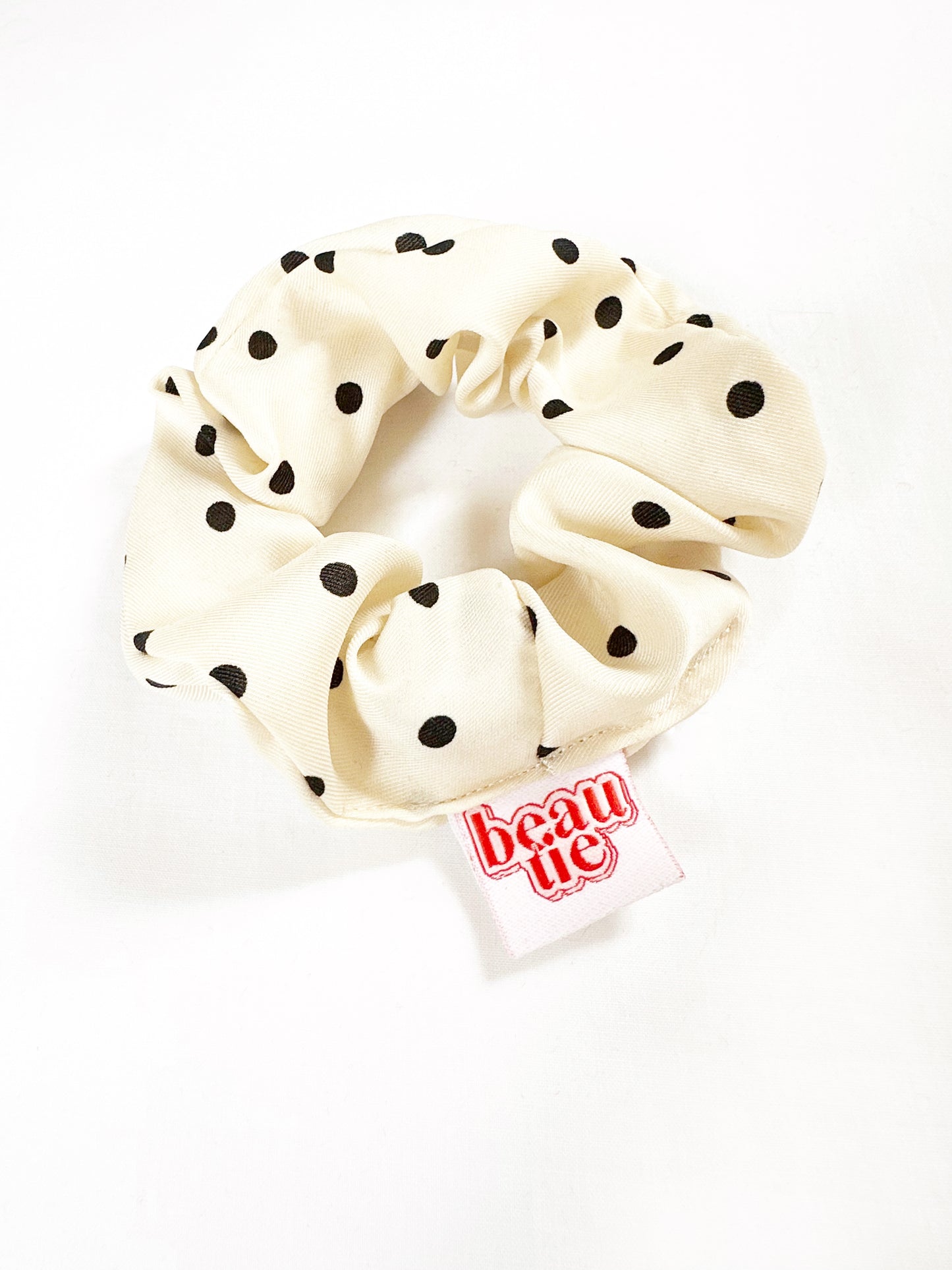 Mini scrunchie in cream polka dot
