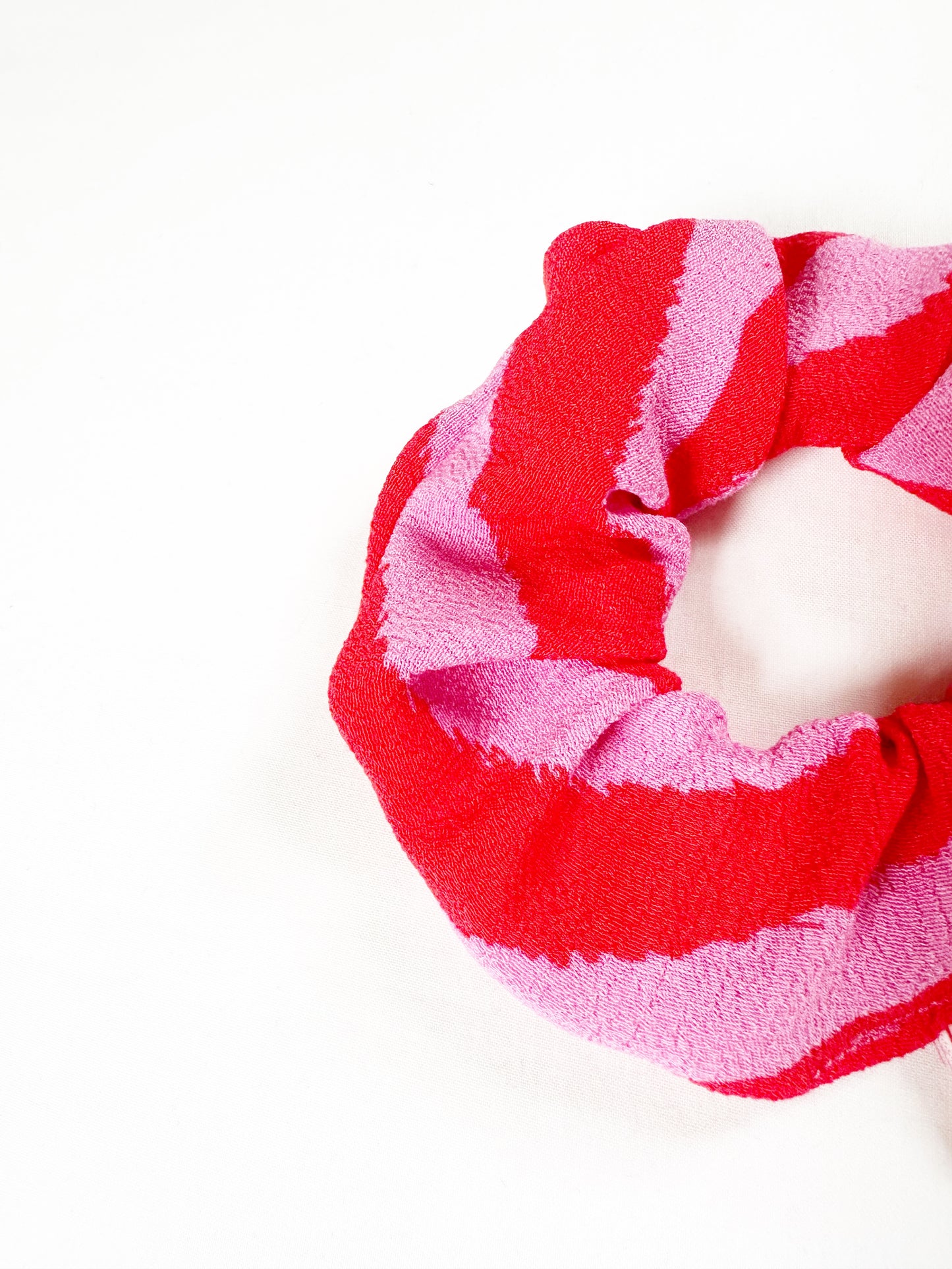 Mini scrunchie in pink red zebra
