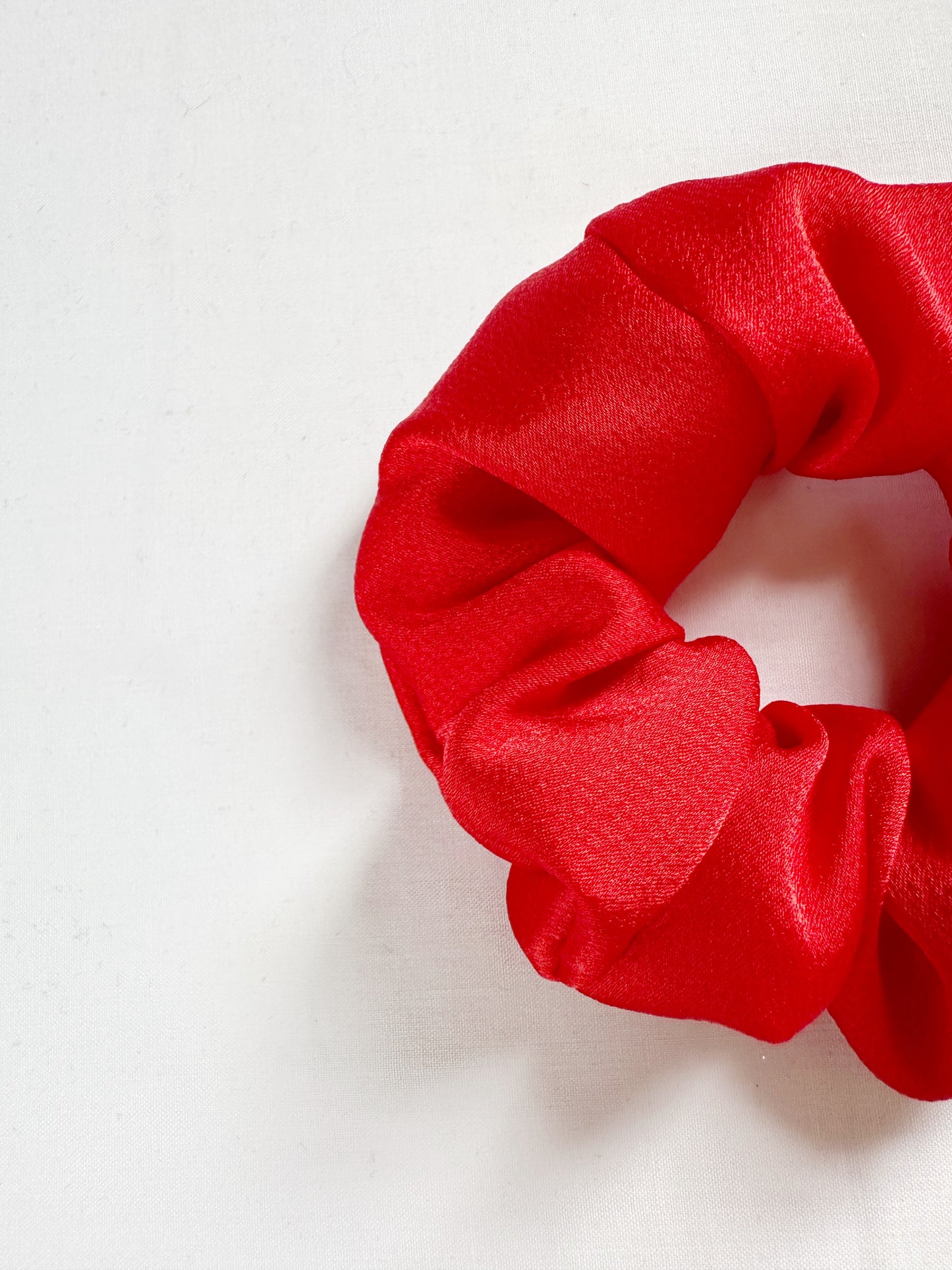 Mini scrunchie in red silk