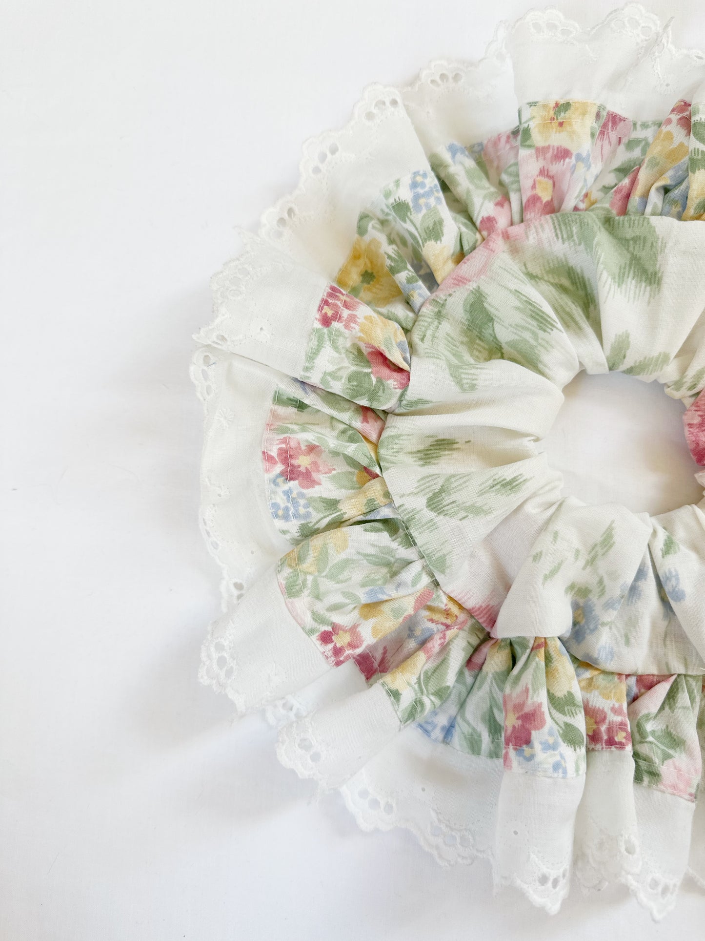 Oversized frilly scrunchie in vintage floral