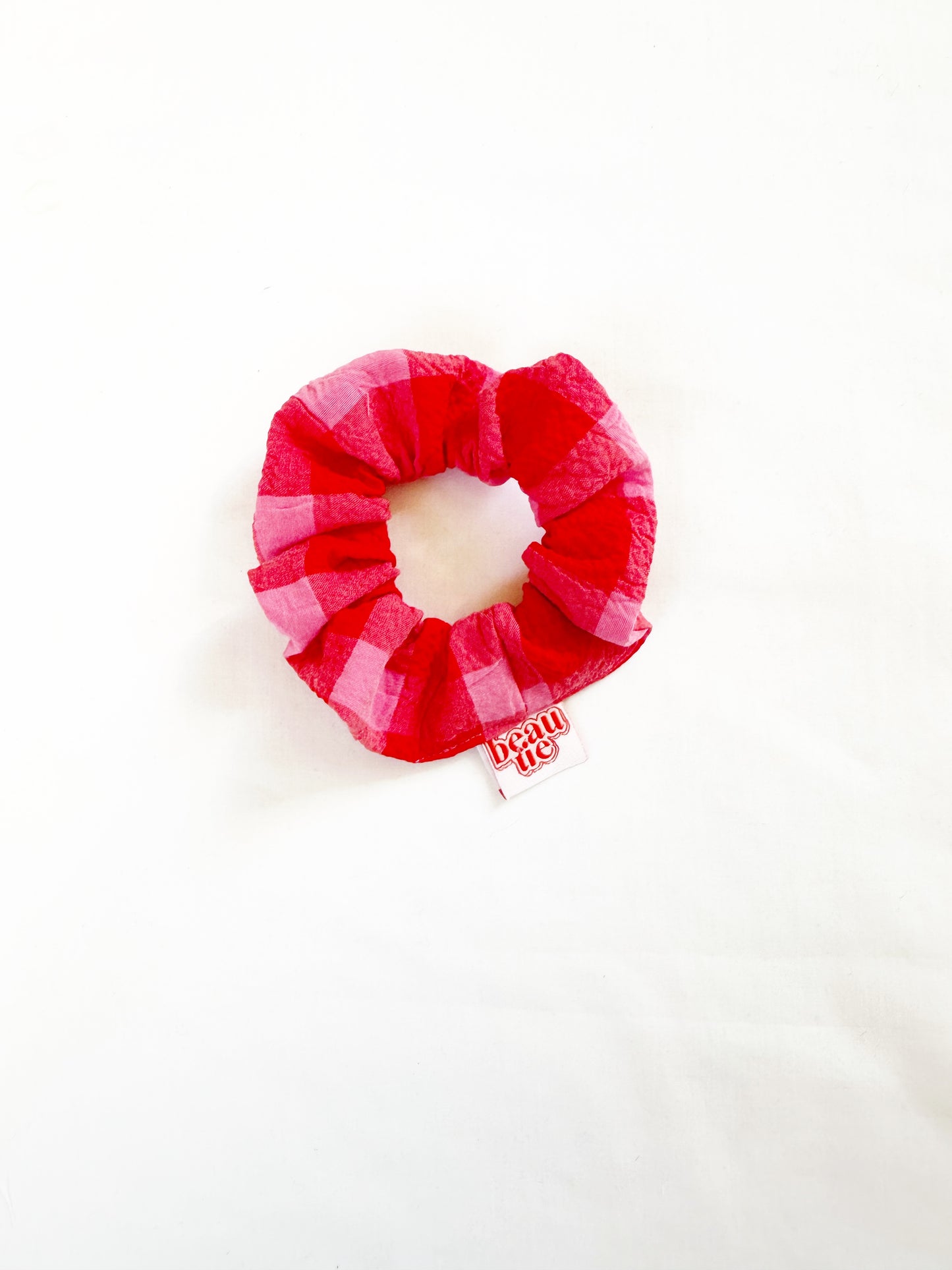 Mini scrunchie in red pink seersucker gingham
