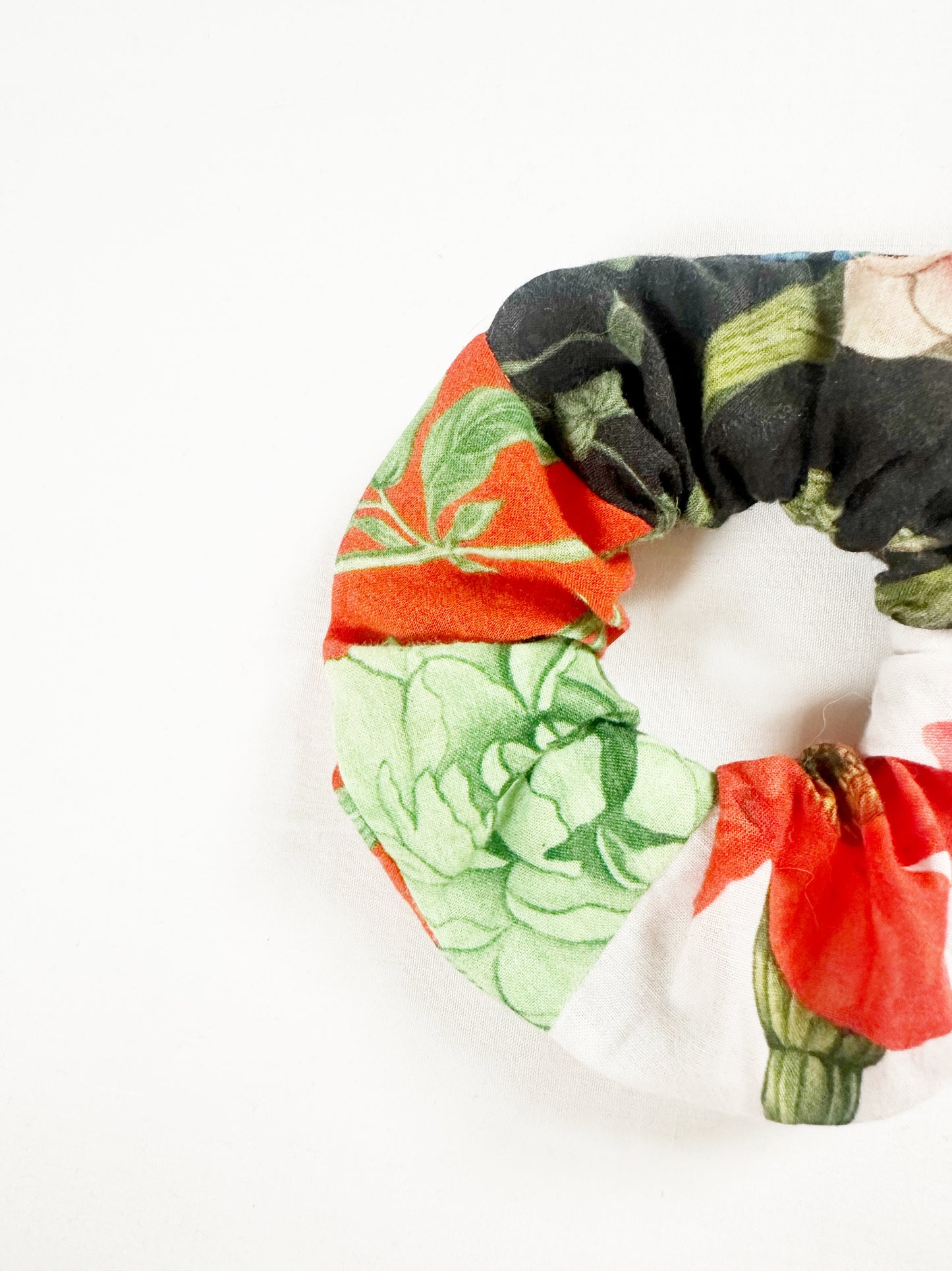 Mini scrunchie in patchwork floral