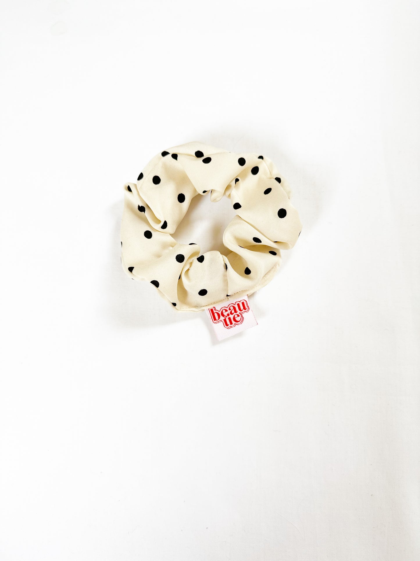 Mini scrunchie in cream polka dot